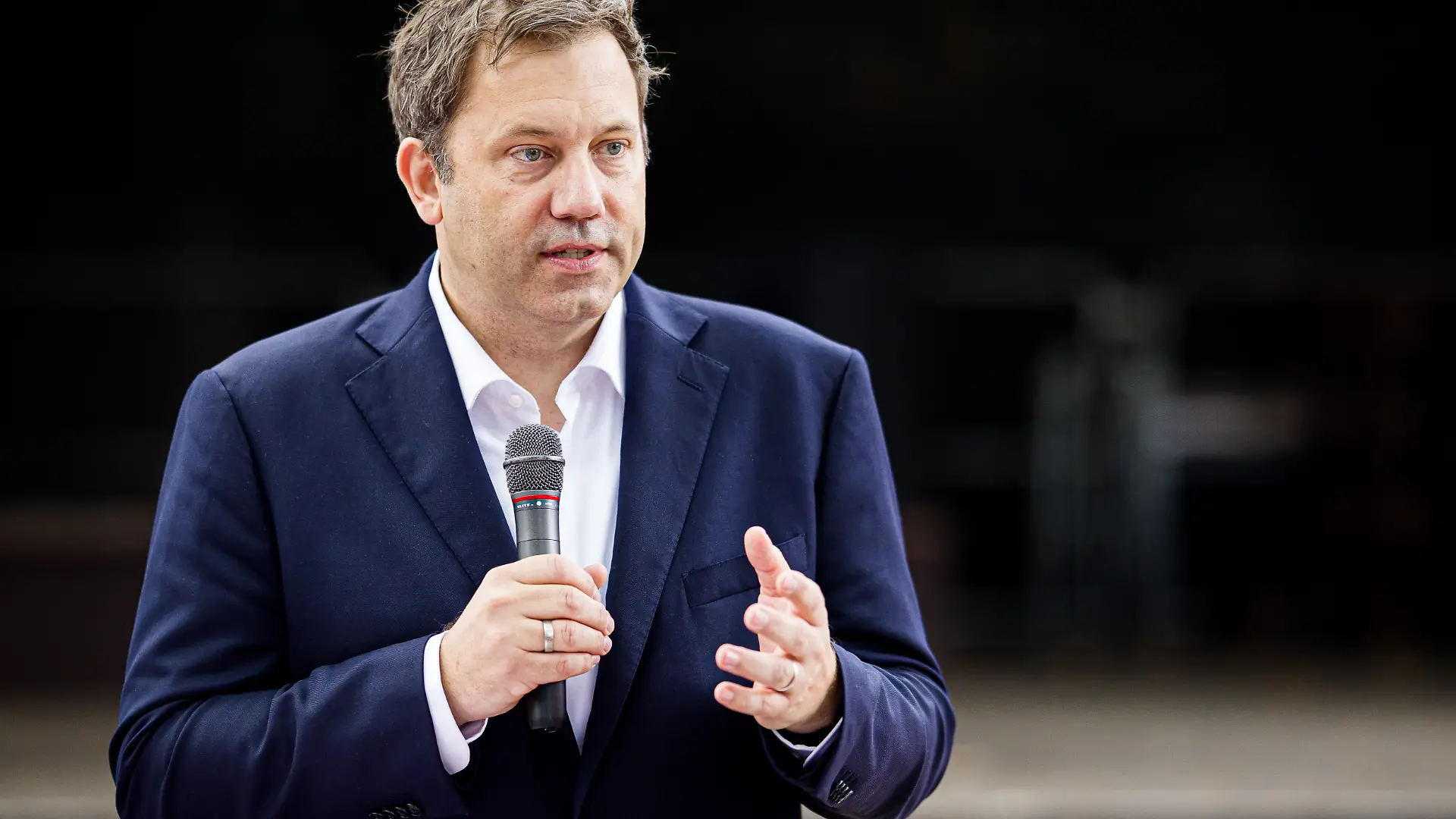 Lars Klingbeil (SPD), Co-Bundesvorsitzender seiner Partei, spricht während einer Diskussionsveranstaltung mit Bürgern in einem Biergarten. Die Kommunalwahlen in Niedersachsen werden am 13.09.2026 stattfinden.