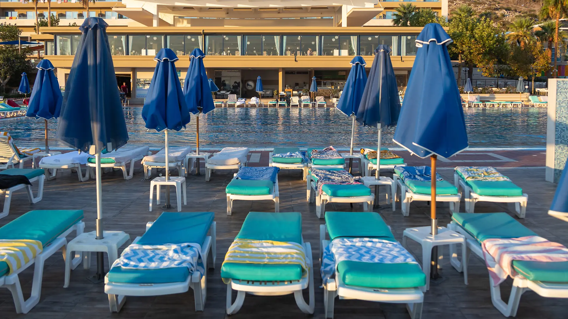 Reservierte Poolliegen