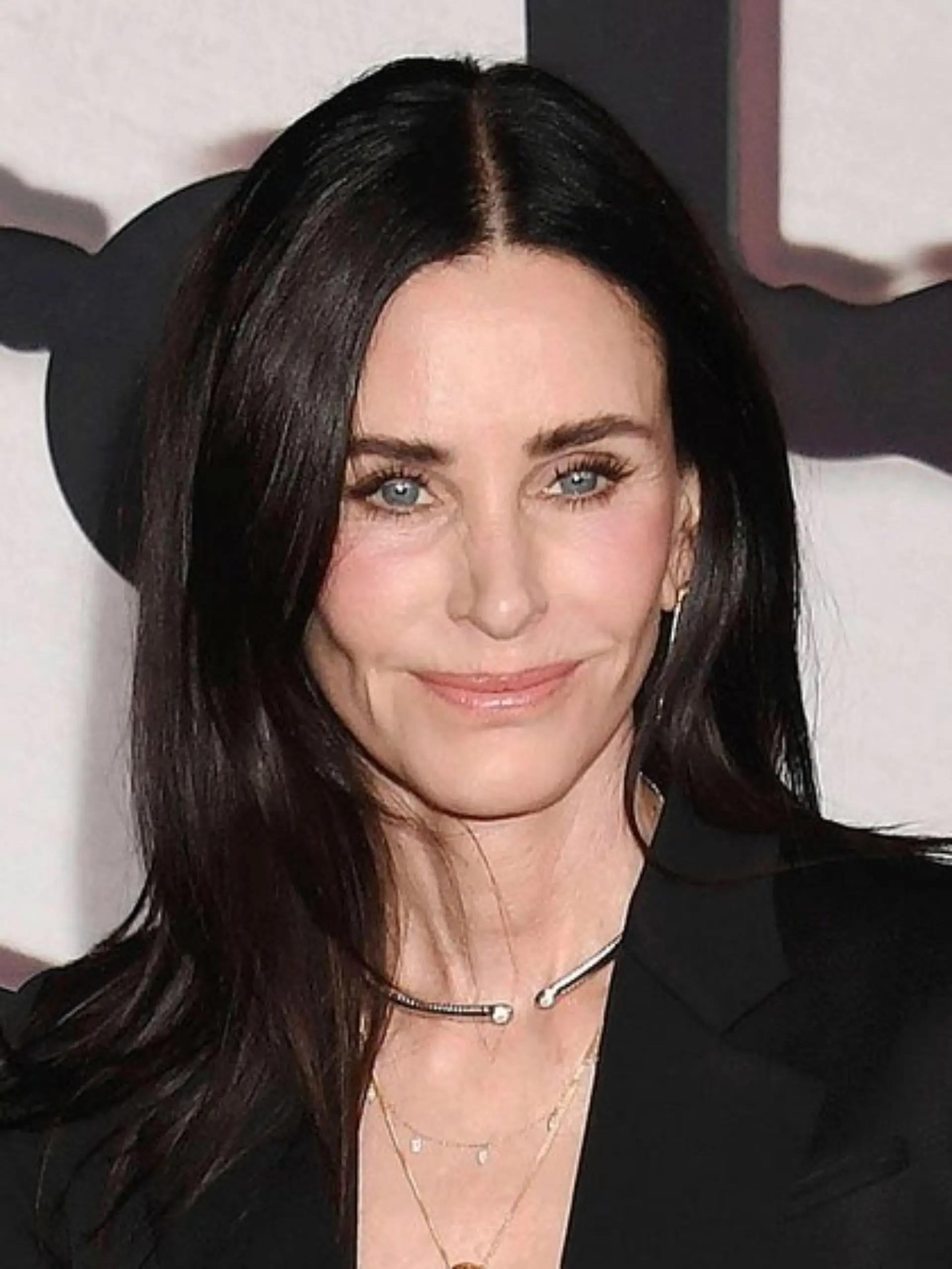 Courteney Cox wurde durch die Serie "Friends" berühmt. Jetzt hat sie den True-Crime-Thriller "Evil Genius" inszeniert.