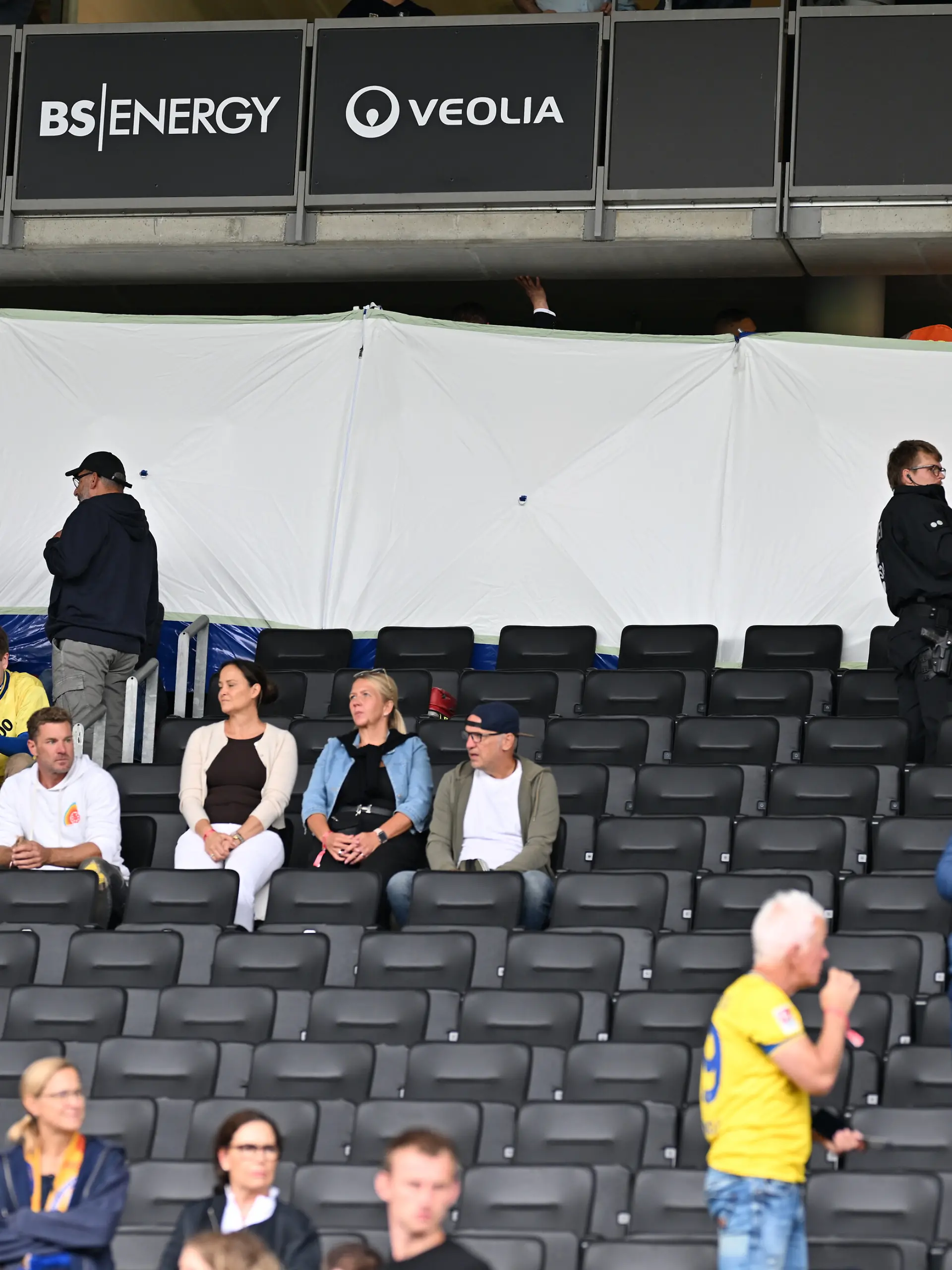 Bild zu: "Todesfall überschattet Zweitliga-Spiel"