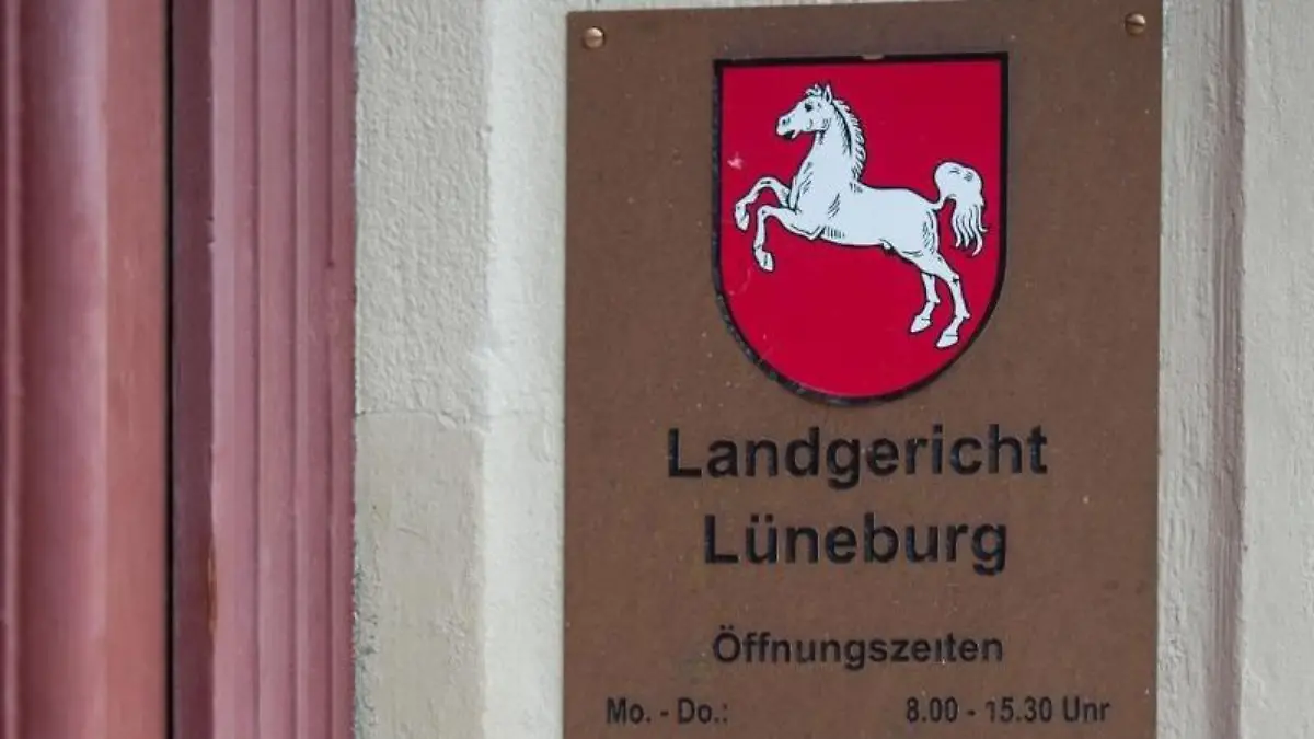 Ein Schild mit der Aufschrift "Landgericht Lüneburg" hängt am Eingang. Foto: Philipp Schulze/Archiv