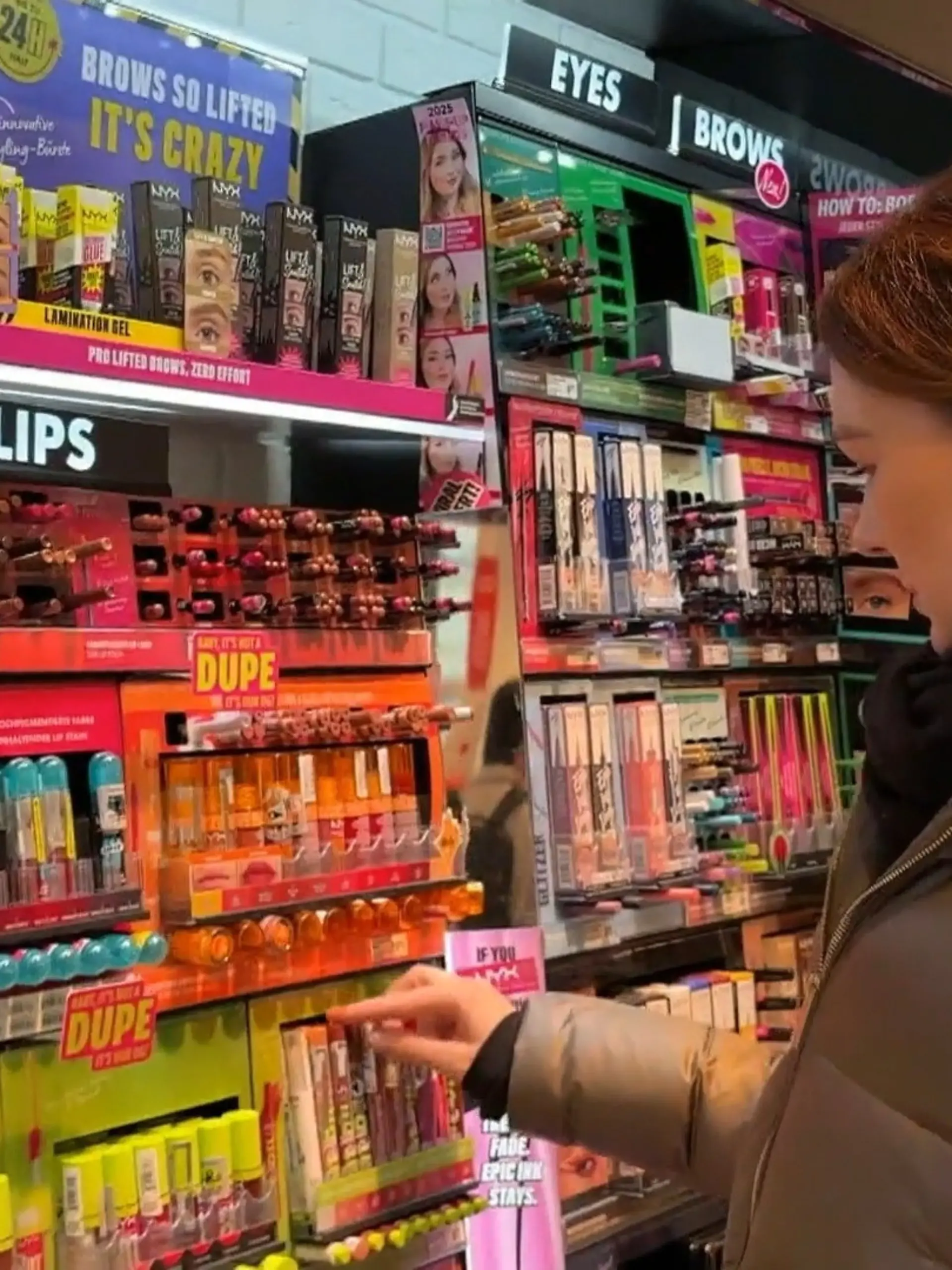 Bild zu: "Sehtest zwischen Shampoo und Wattepads"