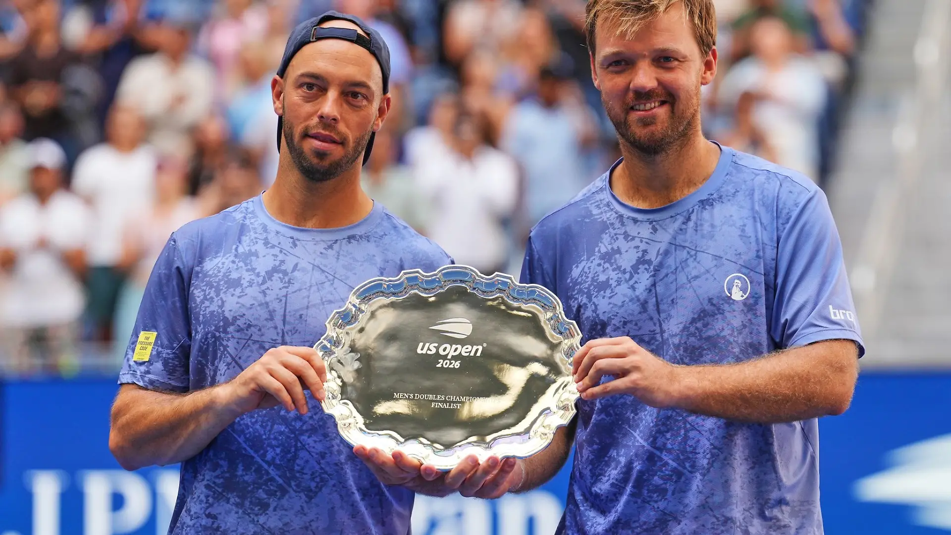 Tim Pütz (l) und Kevin Krawietz präsentieren die Trophäe nach der Finalniederlage bei den US Open.