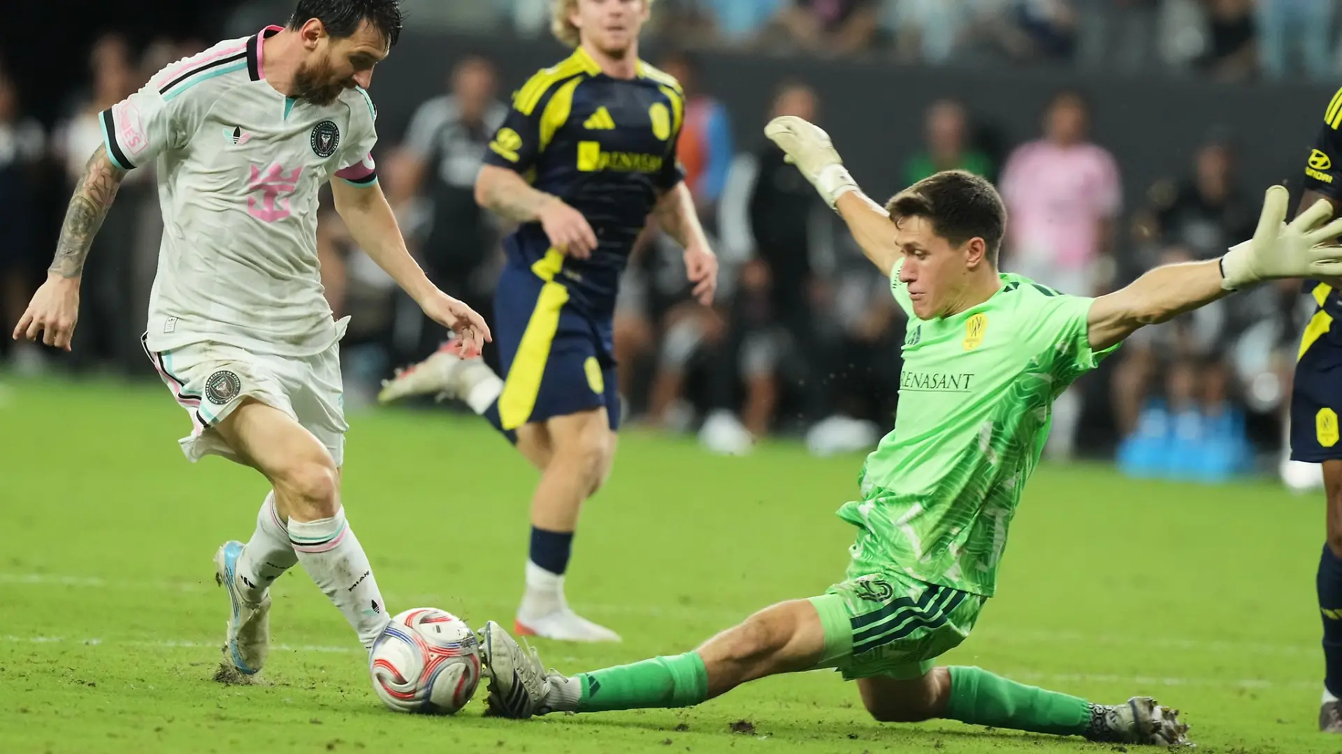 Trotz eines eigenen Treffers reichte es für Lionel Messi (l) mit Inter Miami gegen Nashville nicht zum Sieg.