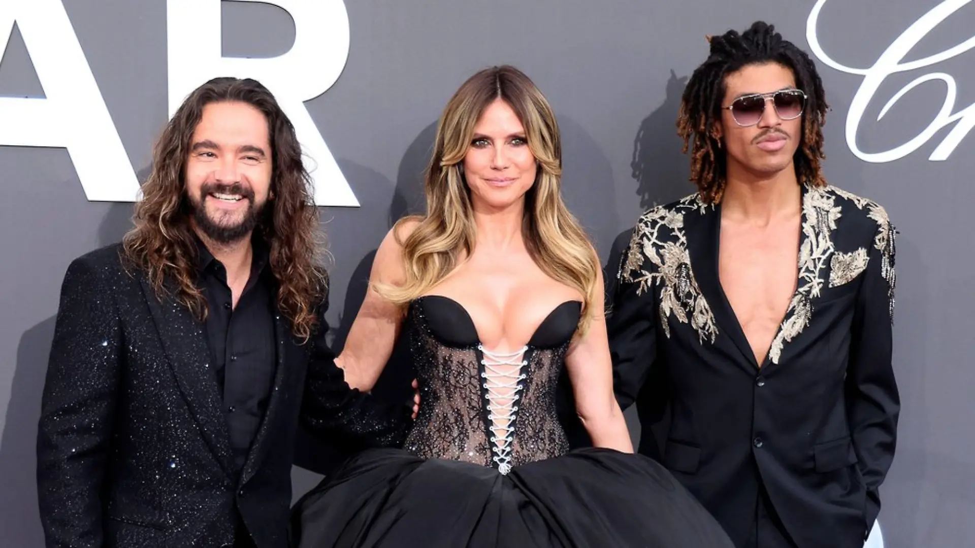 Tom Kaulitz (l.), Heidi Klum und Henry Samuel auf der amfAR-Gala in Cannes im Mai 2026.