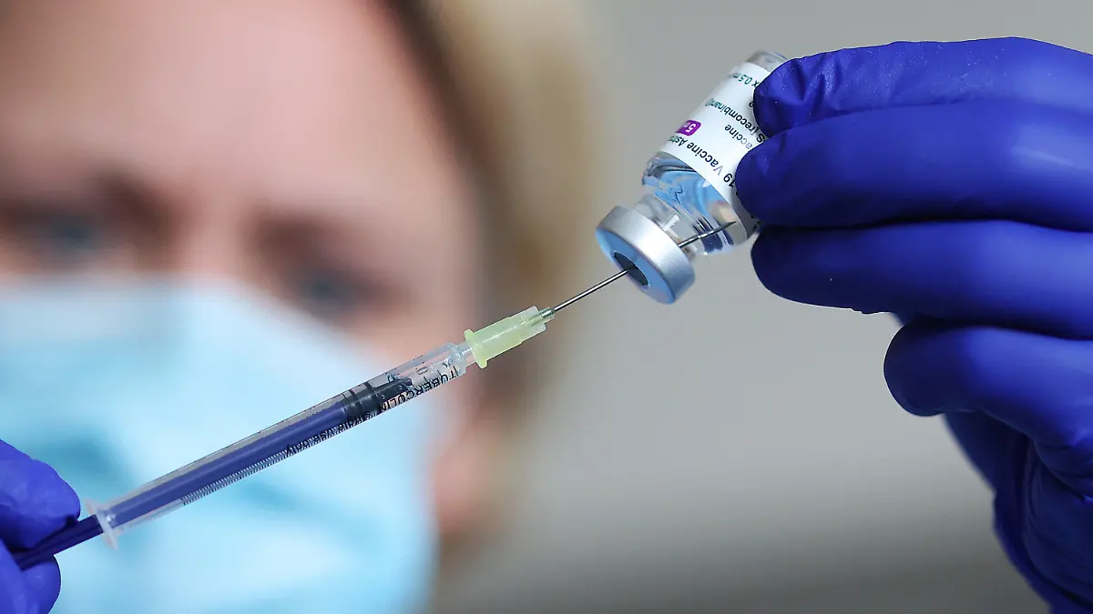 ARCHIV - 10.03.2021, Sachsen-Anhalt, Magdeburg: Eine Ärztin präpariert eine Spritze mit dem Impfstoff AstraZeneca im Impfzentrum des polizeiärztlichen Dienstes Sachsen-Anhalt. Nach Dänemark setzt auch Norwegen die Impfungen mit dem Impfstoff des britisch-schwedischen Unternehmens Astrazeneca bis auf Weiteres aus. Foto: Ronny Hartmann/dpa +++ dpa-Bildfunk +++