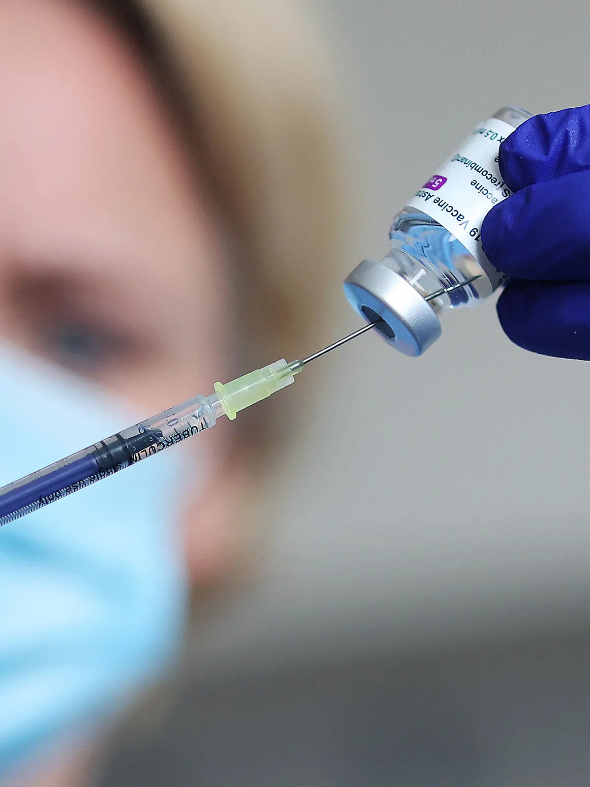ARCHIV - 10.03.2021, Sachsen-Anhalt, Magdeburg: Eine Ärztin präpariert eine Spritze mit dem Impfstoff AstraZeneca im Impfzentrum des polizeiärztlichen Dienstes Sachsen-Anhalt. Nach Dänemark setzt auch Norwegen die Impfungen mit dem Impfstoff des britisch-schwedischen Unternehmens Astrazeneca bis auf Weiteres aus. Foto: Ronny Hartmann/dpa +++ dpa-Bildfunk +++