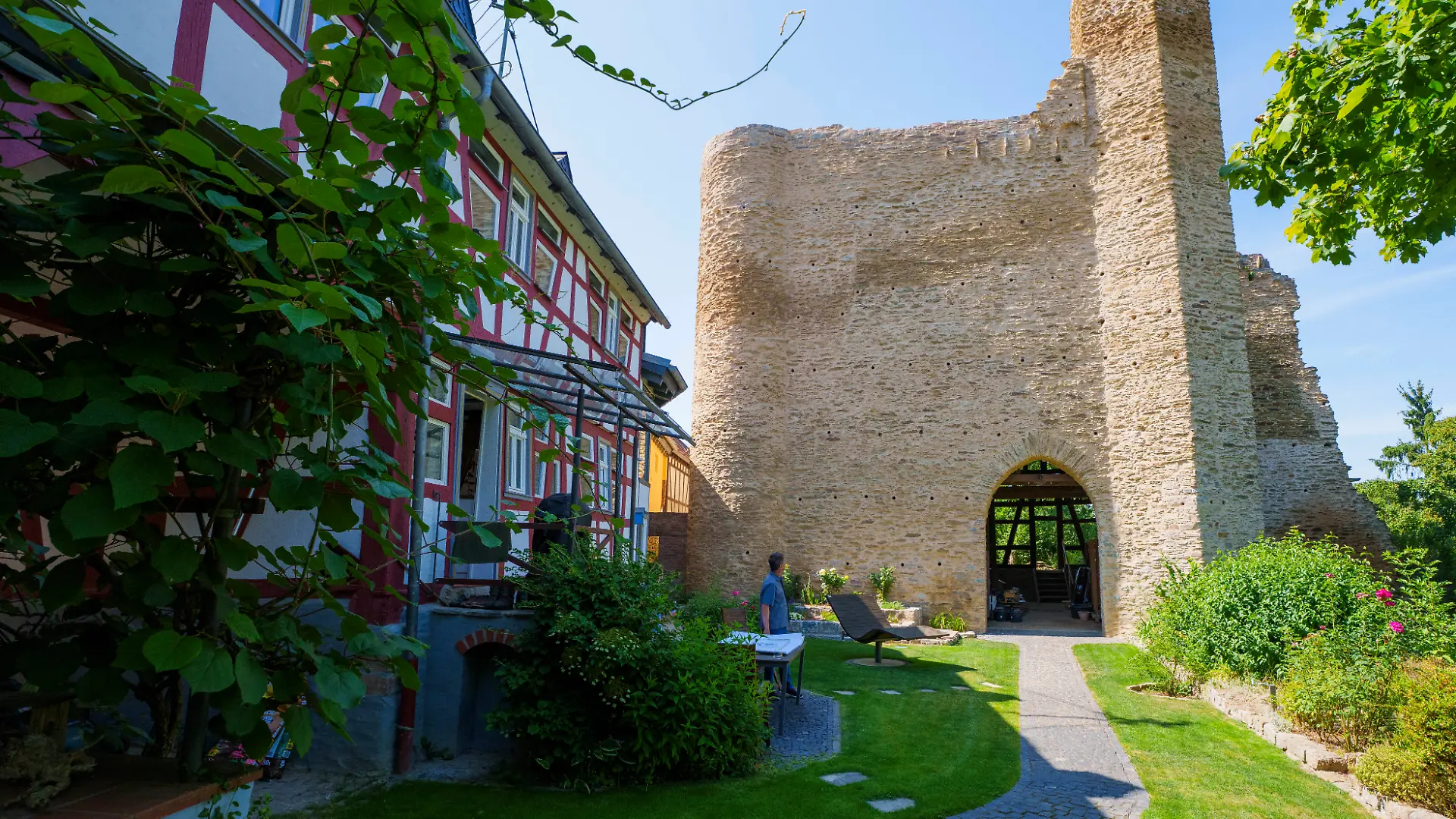 Die Ruine der Burg Wallrabenstein steht mitten im Privatgarten eines Wohnhauses. Seit über zehn Jahren ist ein Ehepaar nicht nur Eigentümer eines historischen Fachwerkhauses, sondern auch der mittelalterlichen Burgruine Wallrabenstein, das Wahrzeichen des gleichnamigen Dorfes. (zu dpa: «Wie es sich mit eigener Burg im Garten lebt») +++ dpa-Bildfunk +++