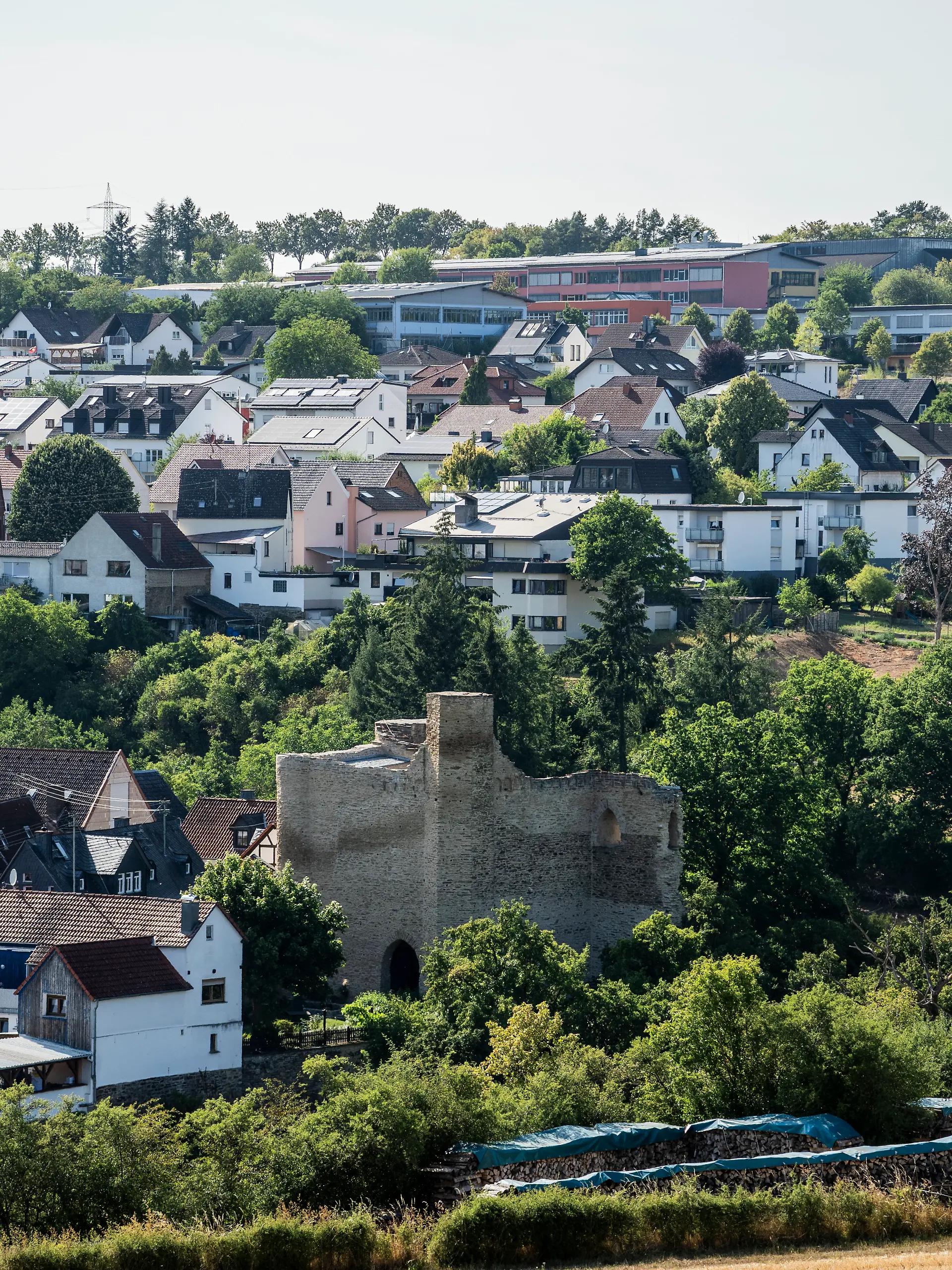 Die Burgruine Wallrabenstein ist das weithin sichtbare Wahrzeichen des gleichnamigen Ortsteils. Seit über zehn Jahren ist ein Ehepaar nicht nur Eigentümer eines historischen Fachwerkhauses, sondern auch der mittelalterlichen Burgruine Wallrabenstein, das Wahrzeichen des gleichnamigen Dorfes.