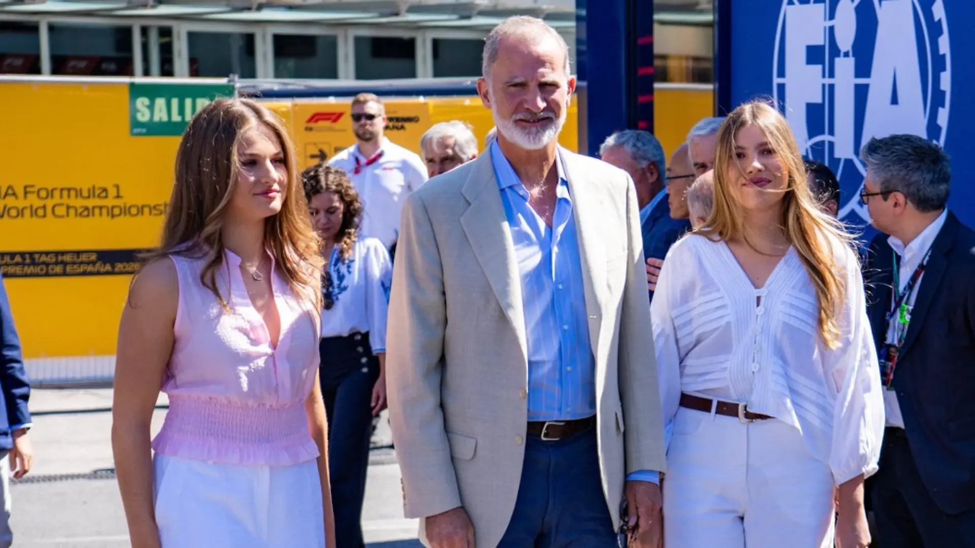 Prinzessin Leonor (l.), König Felipe und Infantin Sofia haben zusammen die Rennstrecke in Madrid besucht.