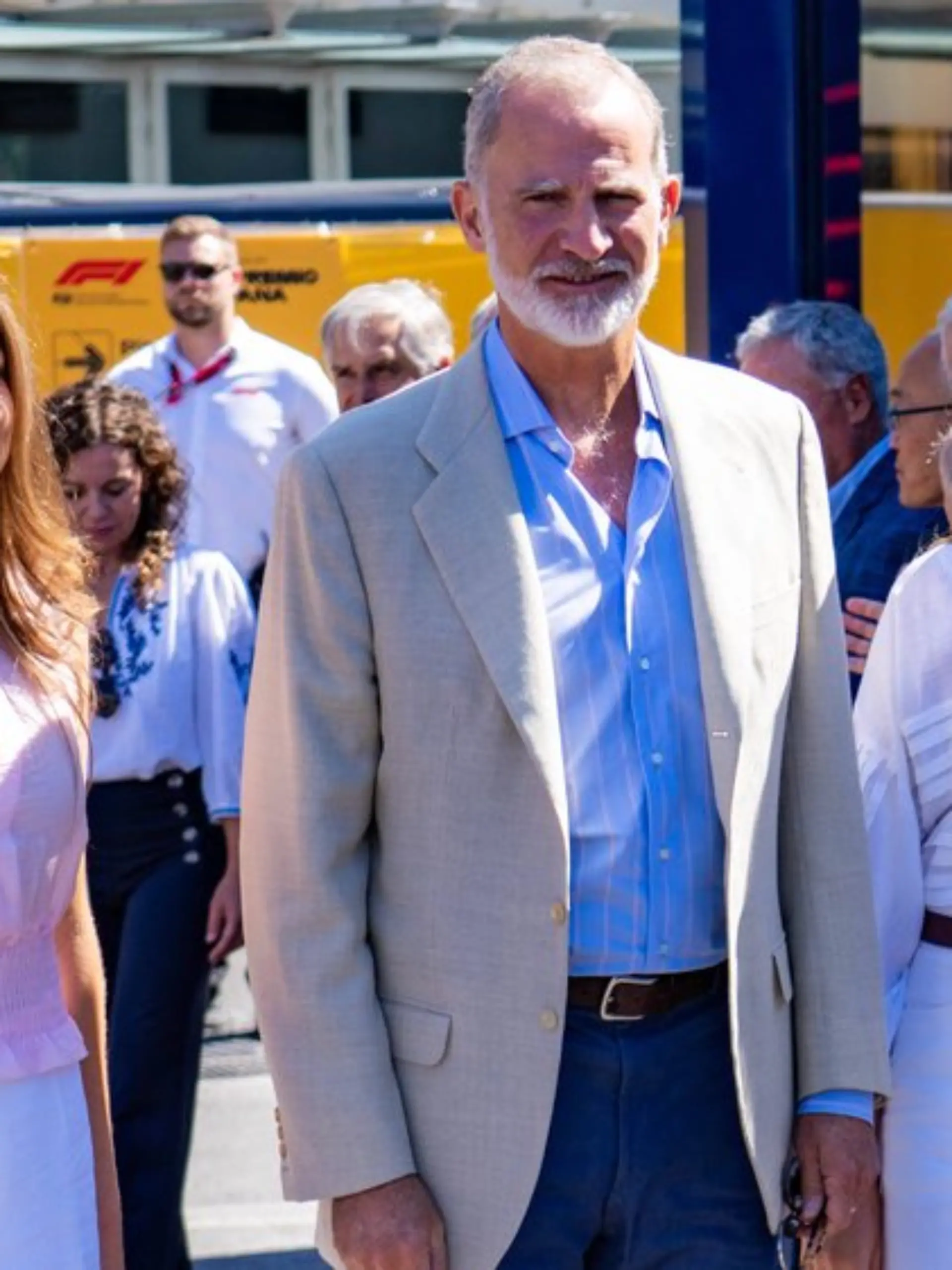Prinzessin Leonor (l.), König Felipe und Infantin Sofia haben zusammen die Rennstrecke in Madrid besucht.