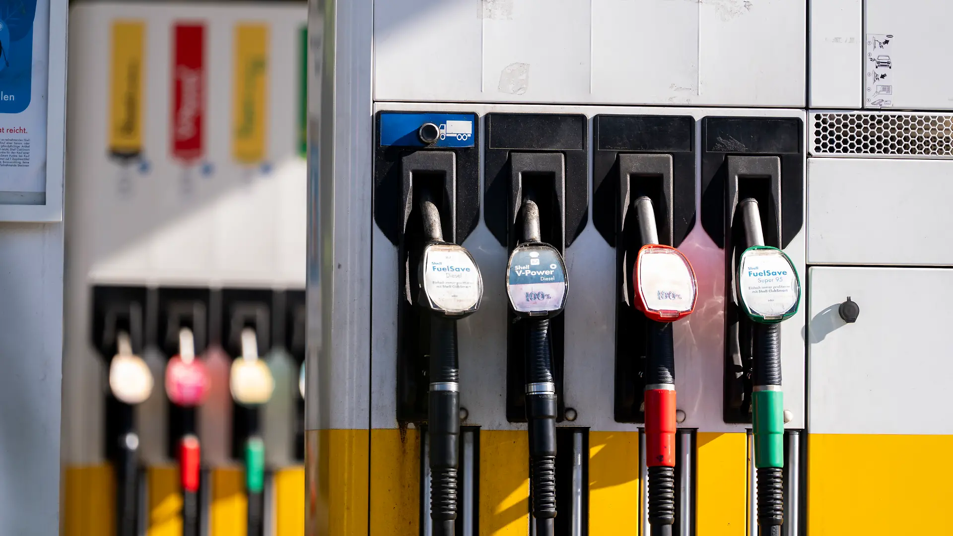 Zapfsäulen. Benzinpreise am 01.05.2026. Am morgen der Einführung des Tankrabatts. Die Preistafel einer Tankstelle mit aktuellen Kraftstoffpreisen für Diesel, Super E10, Super und Super Plus. Symbolbild zum Thema steigende Benzin- und Dieselpreise im Zusammenhang mit internationalen Energiepreisentwicklungen und geopolitischen Spannungen im Iran und im Nahen Osten.
