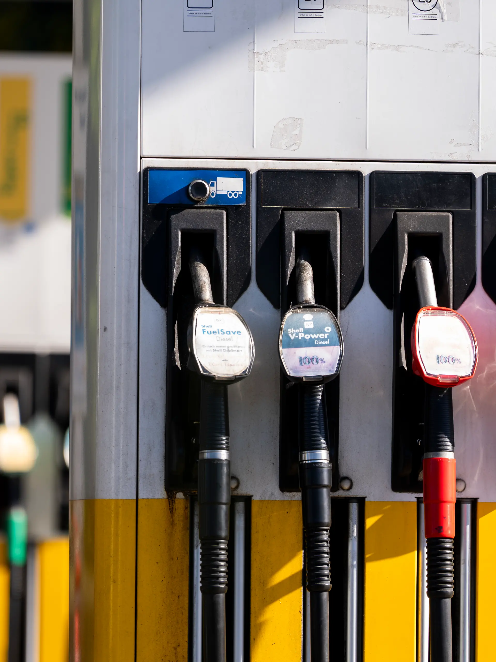 Zapfsäulen. Benzinpreise am 01.05.2026. Am morgen der Einführung des Tankrabatts. Die Preistafel einer Tankstelle mit aktuellen Kraftstoffpreisen für Diesel, Super E10, Super und Super Plus. Symbolbild zum Thema steigende Benzin- und Dieselpreise im Zusammenhang mit internationalen Energiepreisentwicklungen und geopolitischen Spannungen im Iran und im Nahen Osten.