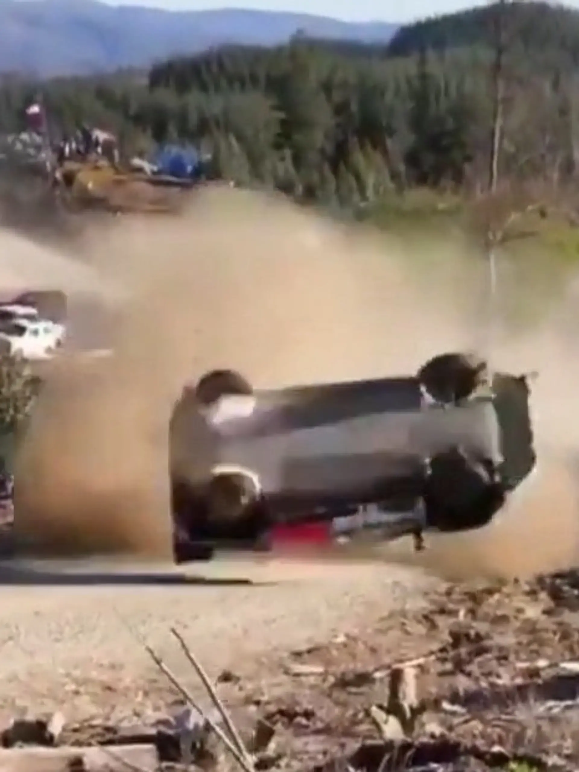 Bild zu: "Mehrfach überschlagen! Rallye-Fahrer touchieren Böschung – dann Horror-Crash"