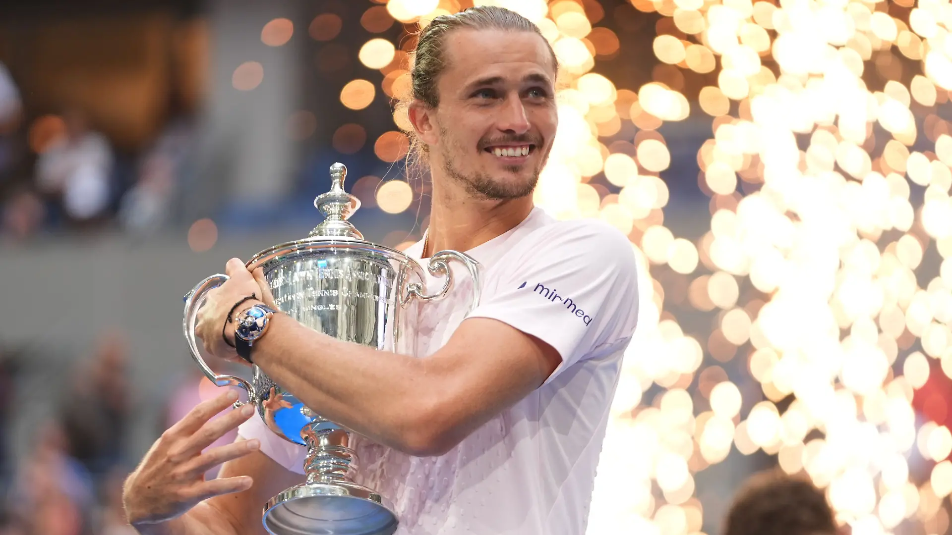 Alexander Zverev hält seinen Schatz ganz doll fest