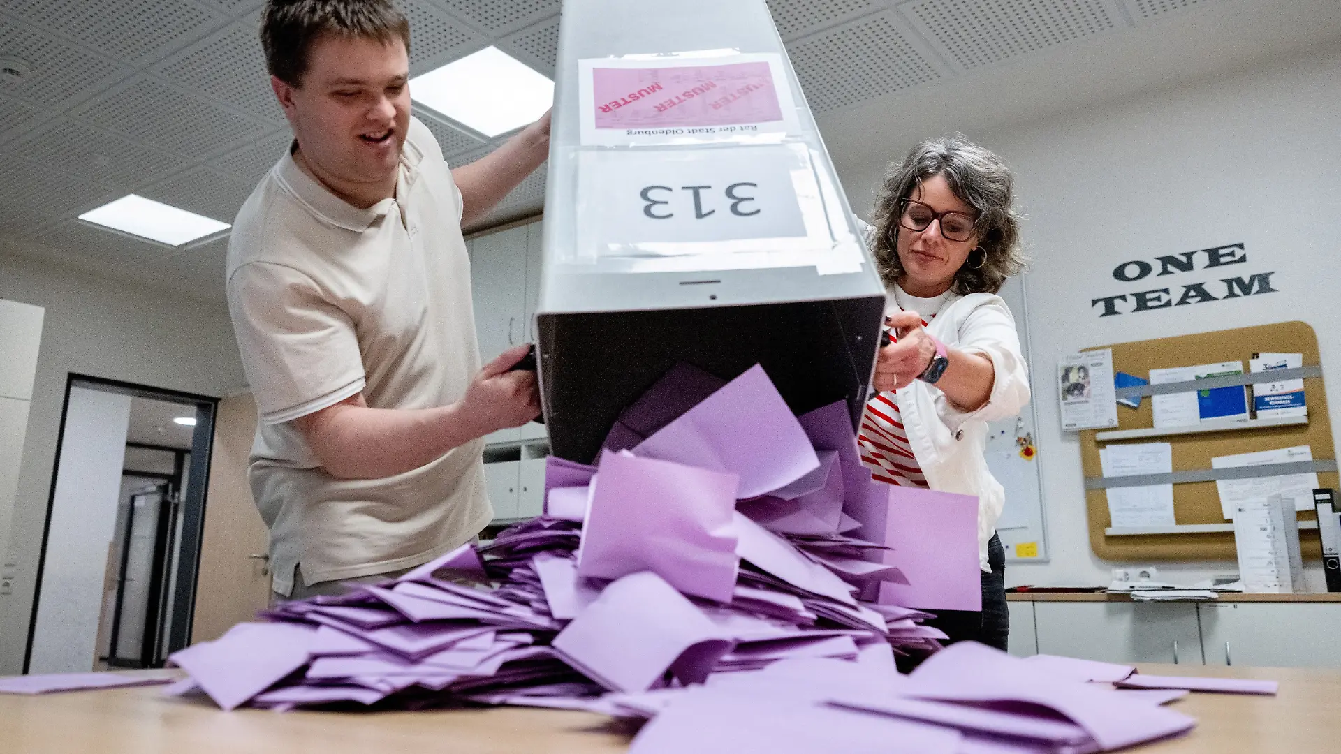 Wahlhelfer entleeren in einem Wahllokal, das in einer Grundschule untergebracht ist, eine Wahlurne mit den Stimmzetteln für die Kommunalwahl in Niedersachsen. In ganz Niedersachsen werden die Abgeordneten in den kommunalen Vertretungen wie den Kreistagen, Stadt- und Gemeinderäten, Samtgemeinderäten, Stadtbezirksräten sowie Ortsräten gewählt.