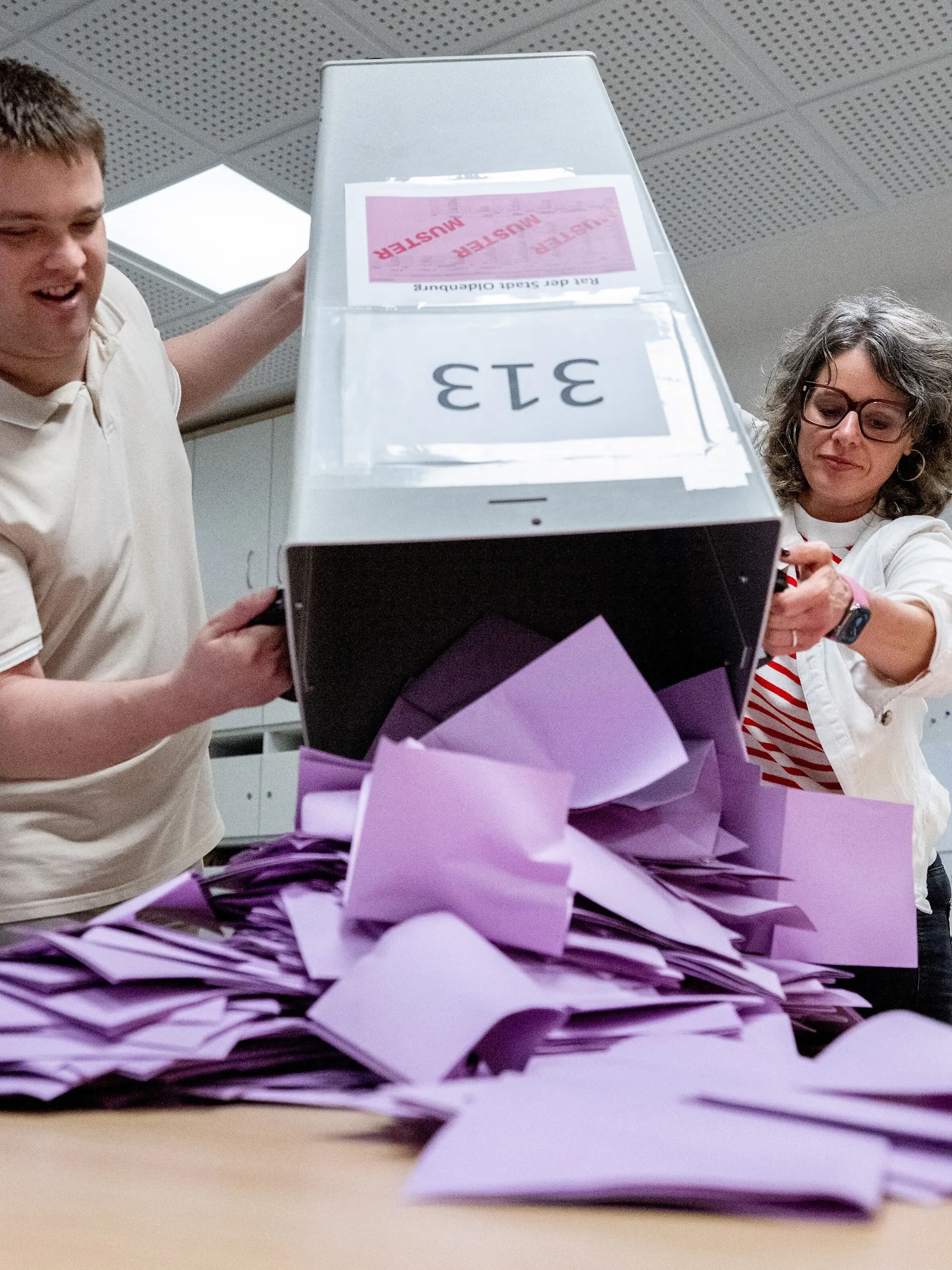 Wahlhelfer entleeren in einem Wahllokal, das in einer Grundschule untergebracht ist, eine Wahlurne mit den Stimmzetteln für die Kommunalwahl in Niedersachsen. In ganz Niedersachsen werden die Abgeordneten in den kommunalen Vertretungen wie den Kreistagen, Stadt- und Gemeinderäten, Samtgemeinderäten, Stadtbezirksräten sowie Ortsräten gewählt.