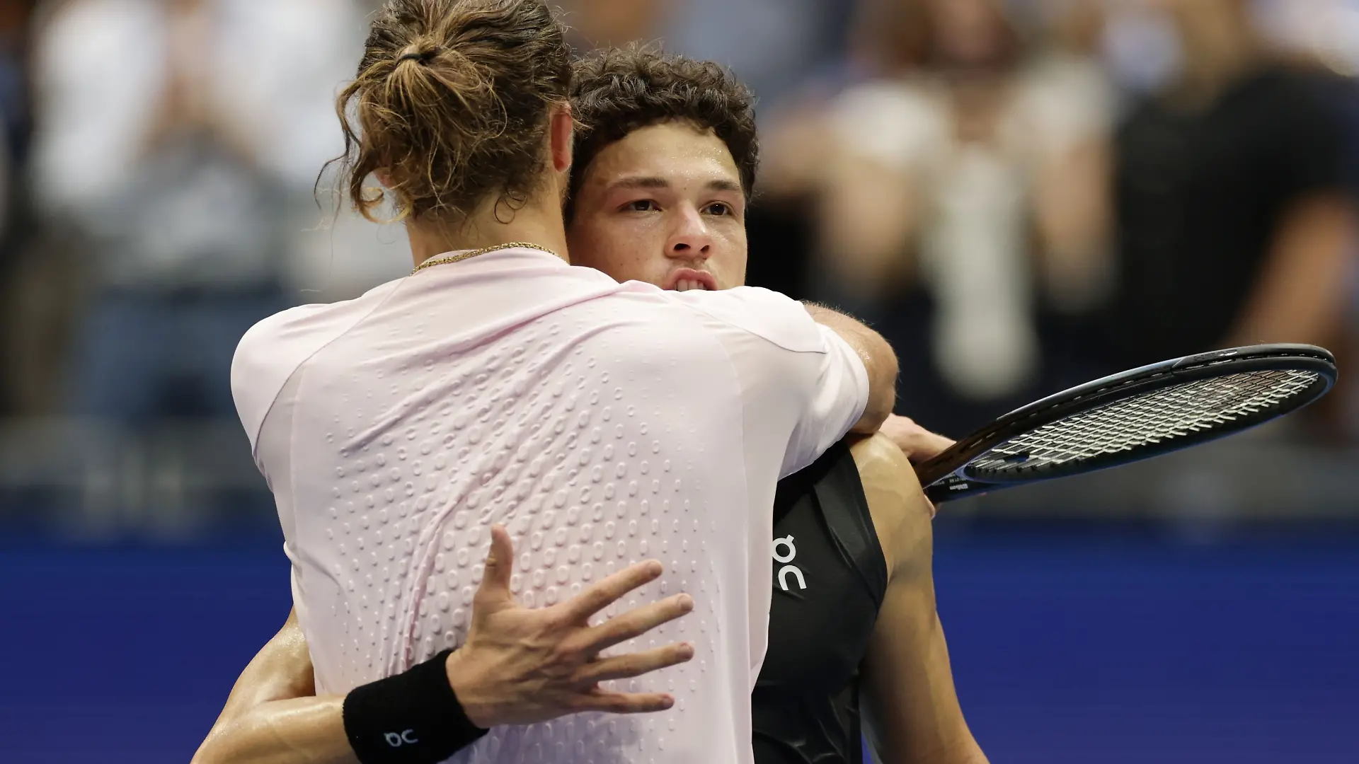 Alexander Zverev tröstet den unterlegenen Ben Shelton