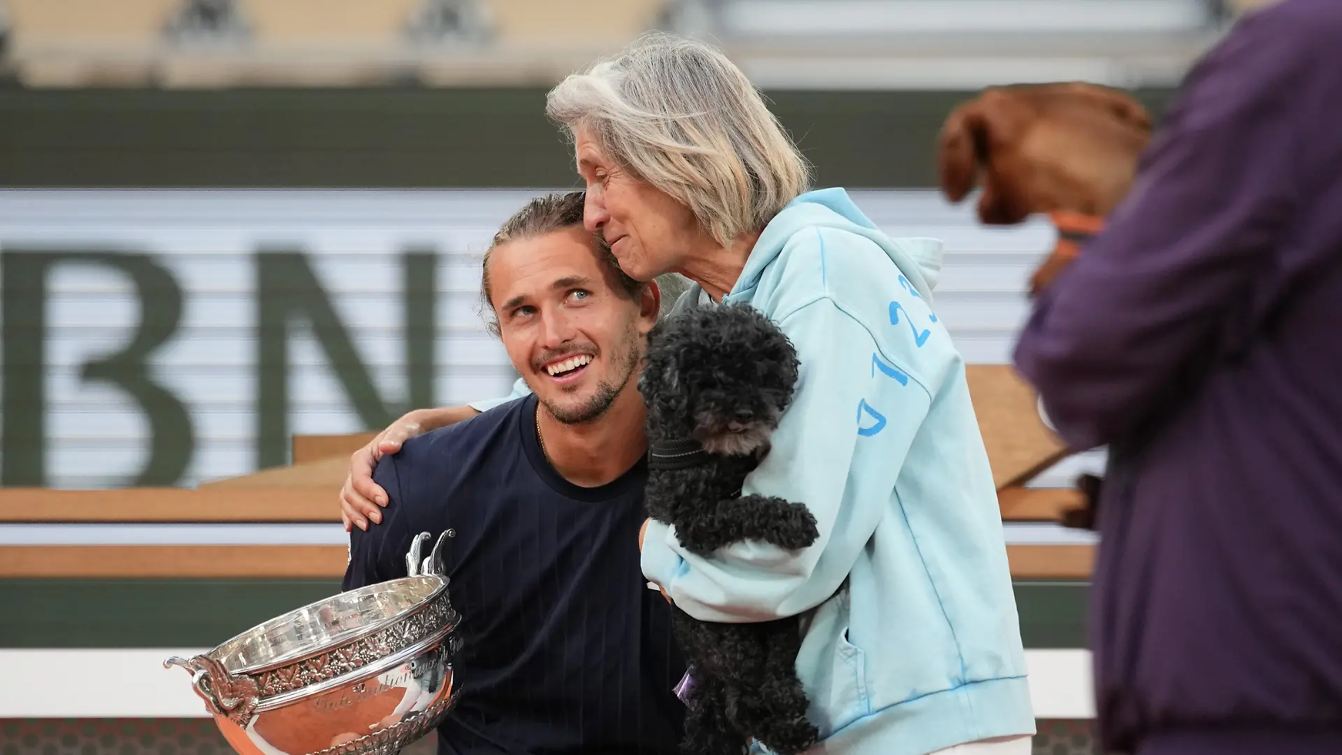 Alexander Zverev mit Mama Irina Zverev nach dem Sieg der French Open 2026