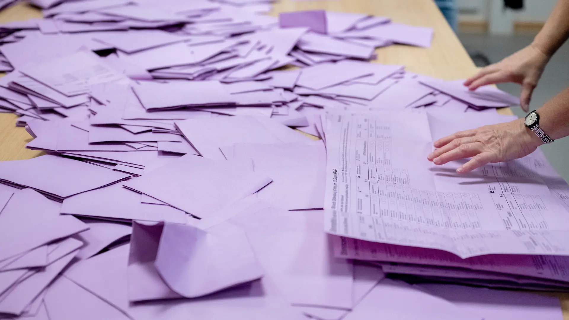 Wahlhelfer zählen in einem Wahllokal, das in einer Grundschule untergebracht ist, die Stimmzettel für die Kommunalwahl in Niedersachsen. In ganz Niedersachsen werden die Abgeordneten in den kommunalen Vertretungen wie den Kreistagen, Stadt- und Gemeinderäten, Samtgemeinderäten, Stadtbezirksräten sowie Ortsräten gewählt.