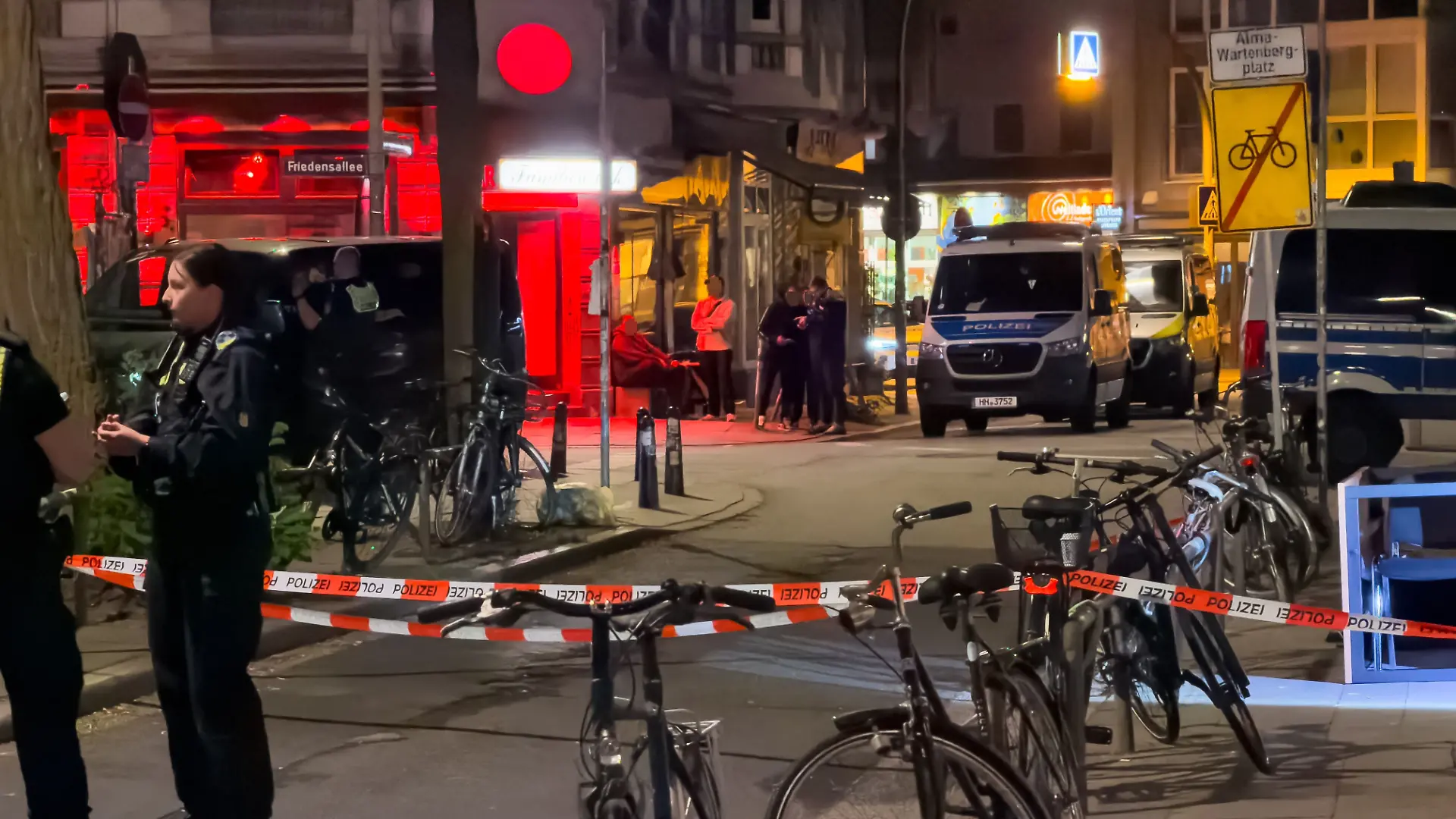 Zwei Personen in Hamburg verletzt aufgefunden