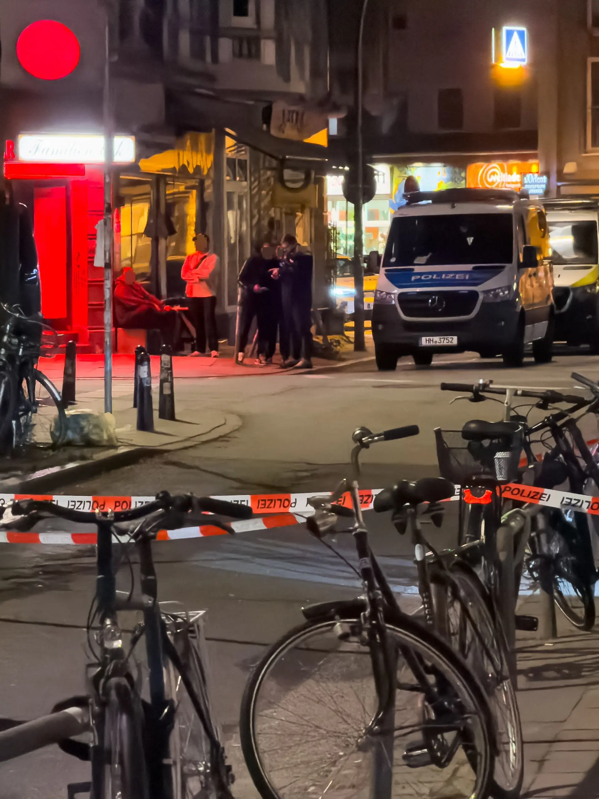 Zwei Personen in Hamburg verletzt aufgefunden