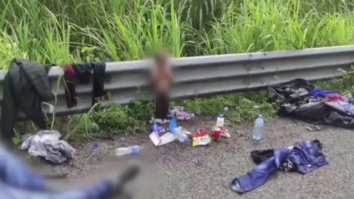 Eltern ließen ihr Kind offenbar alleine an einer Schnellstraße zurück, nachdem sie aus einem überfüllten Lkw geflüchtet waren.