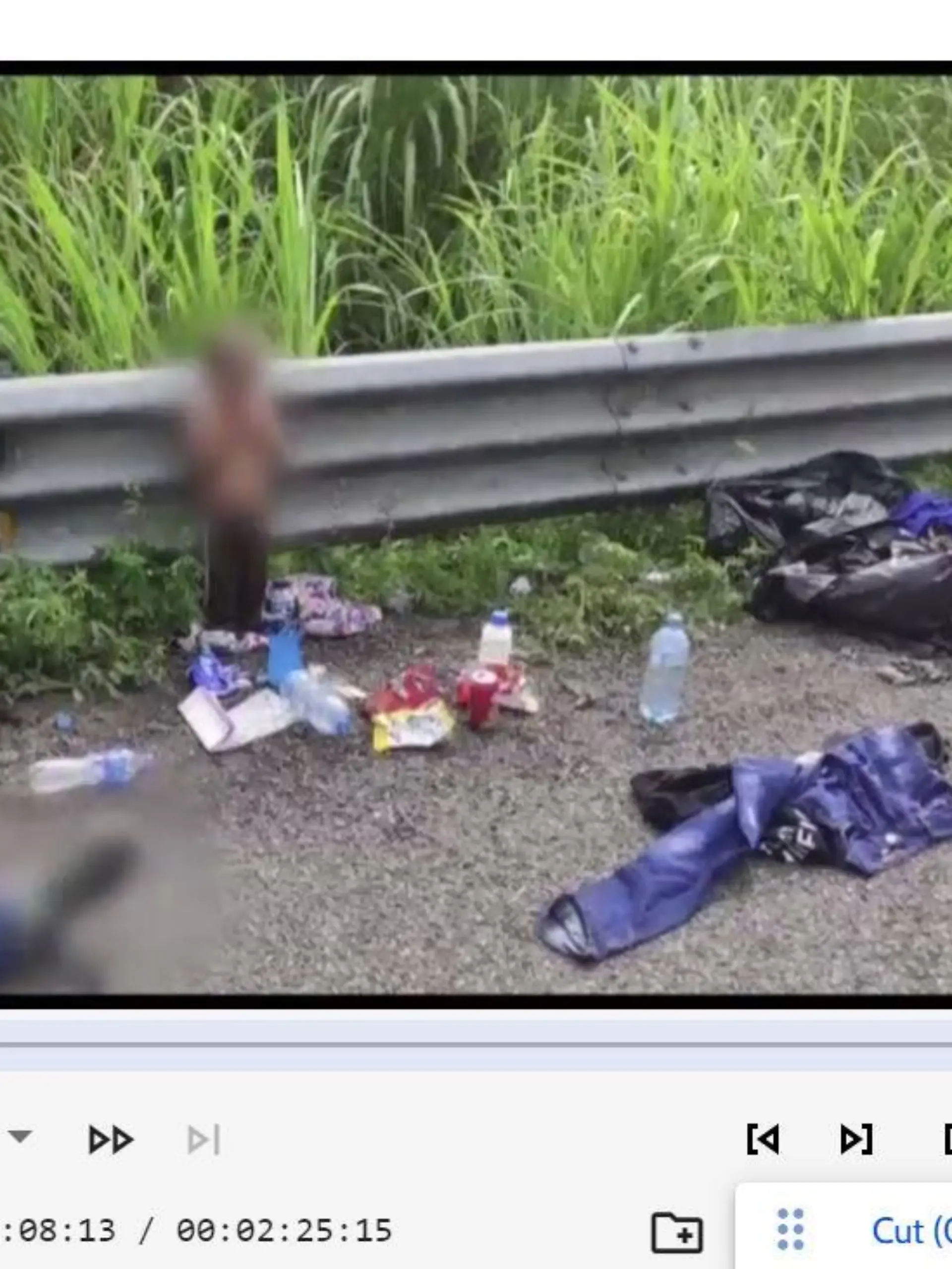 Eltern ließen ihr Kind offenbar alleine an einer Schnellstraße zurück, nachdem sie aus einem überfüllten Lkw geflüchtet waren.