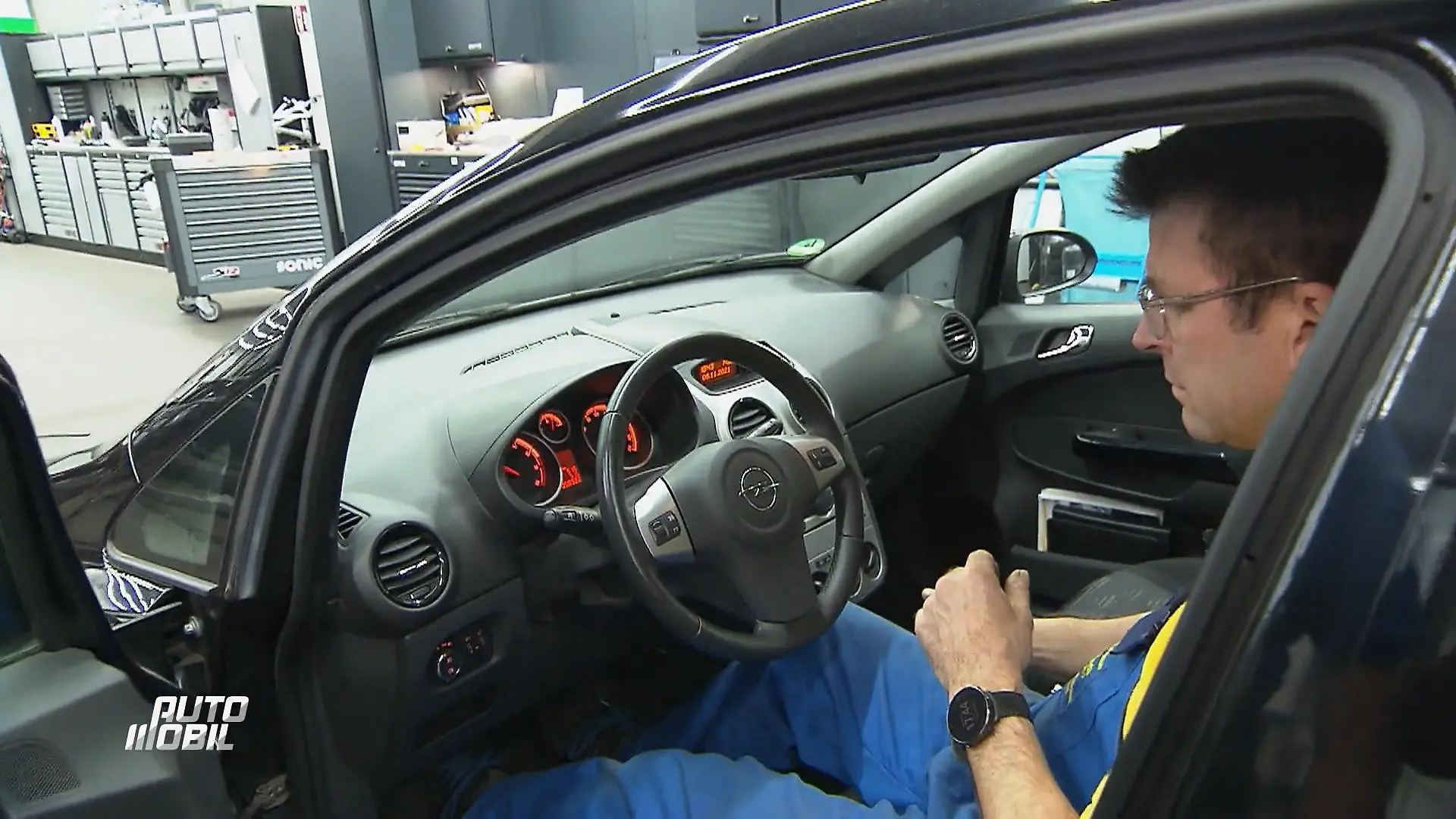 Die Autodoktoren jagen ein Geräusch, das keiner findet Corsa mit Nerv-Geräusch