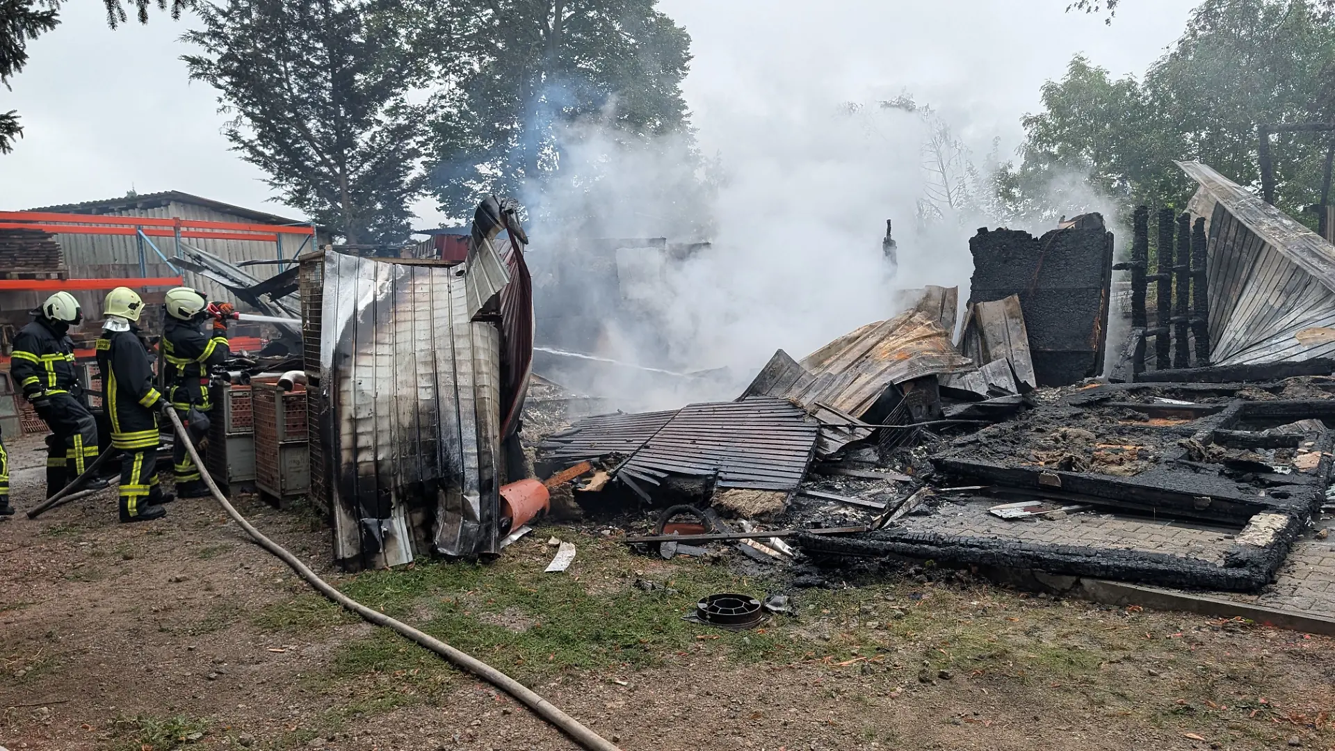 In dem eingestürzten Gebäude suchen Feuerwehrleute nach dem Vermissten.