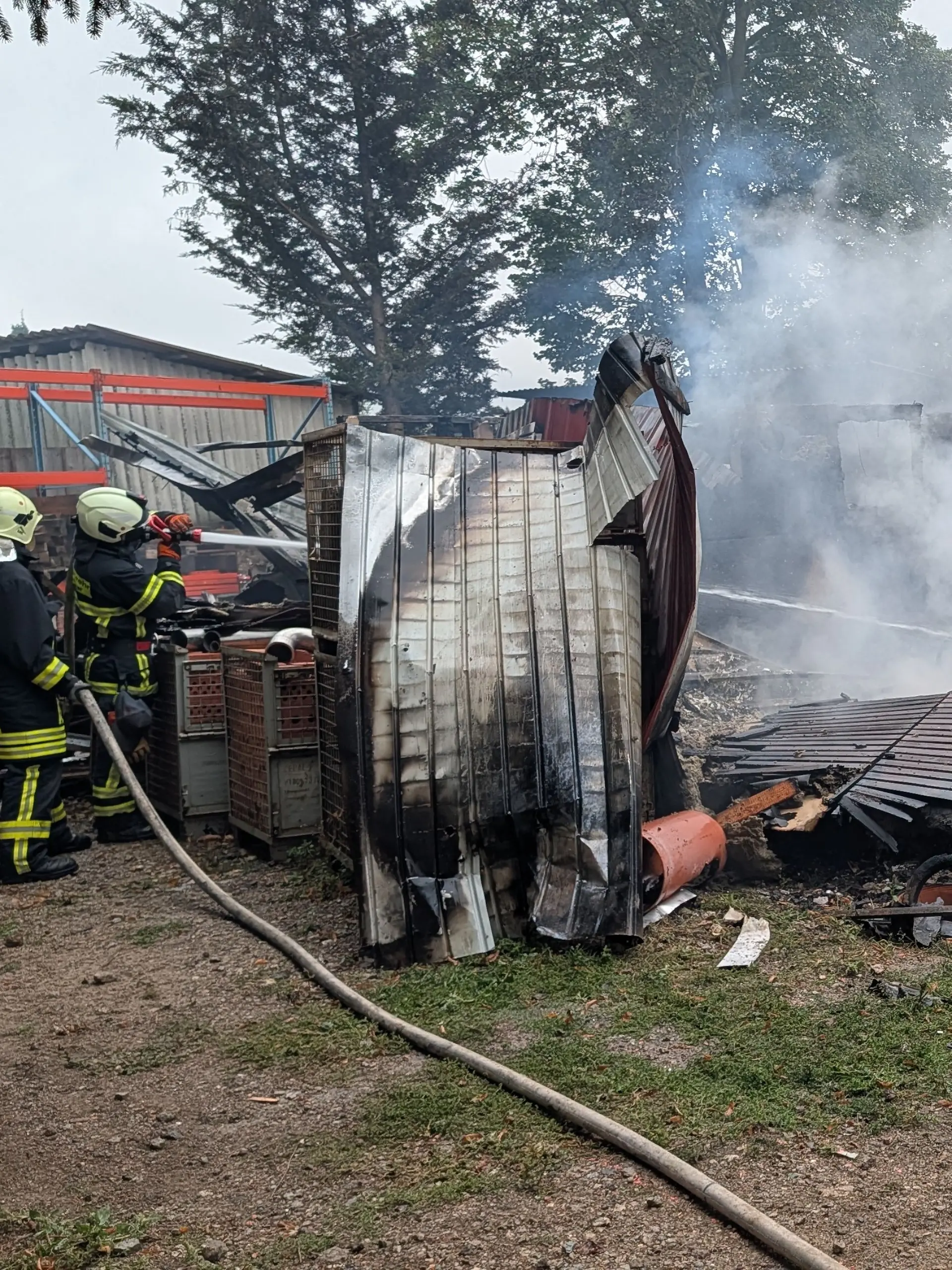 In dem eingestürzten Gebäude suchen Feuerwehrleute nach dem Vermissten.