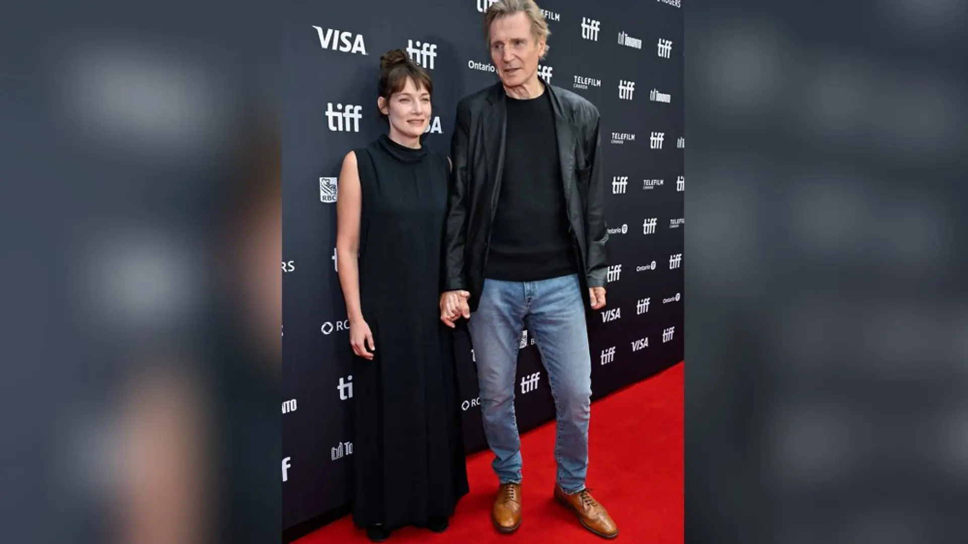 Liam Neeson mit Stella Stocker Hand in Hand in Toronto.