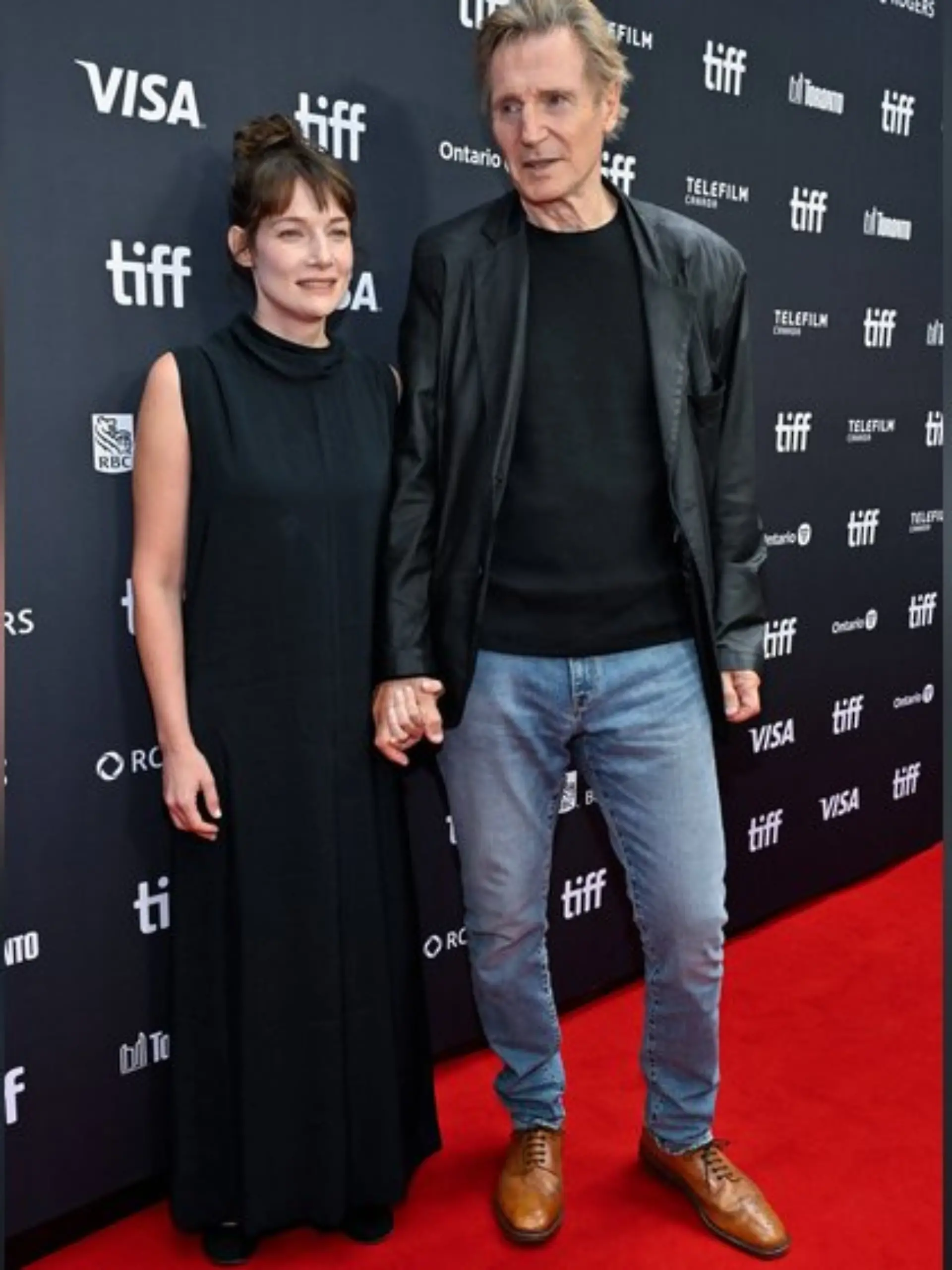 Liam Neeson mit Stella Stocker Hand in Hand in Toronto.