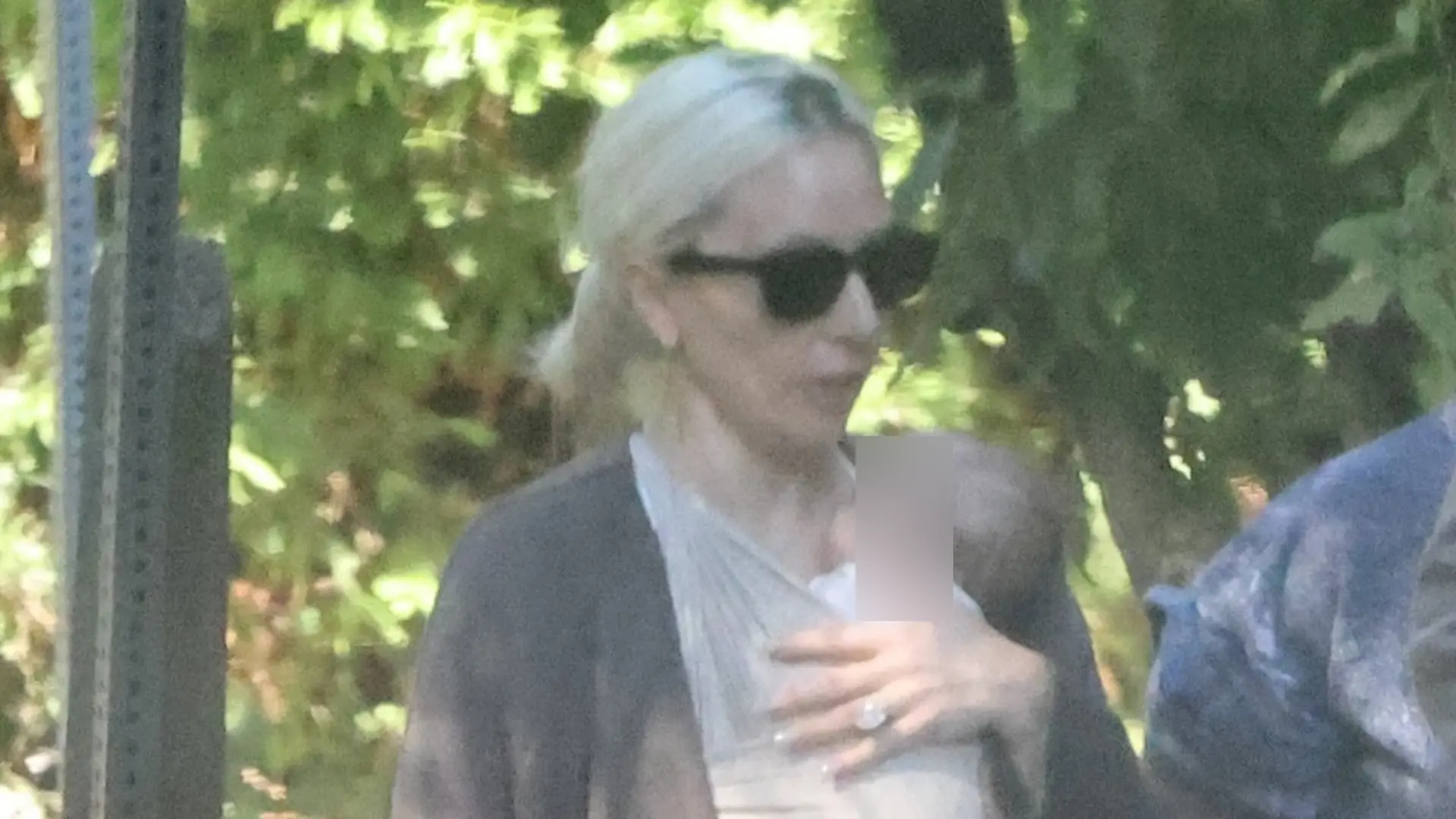 Lady Gaga trägt ihr Baby spazieren