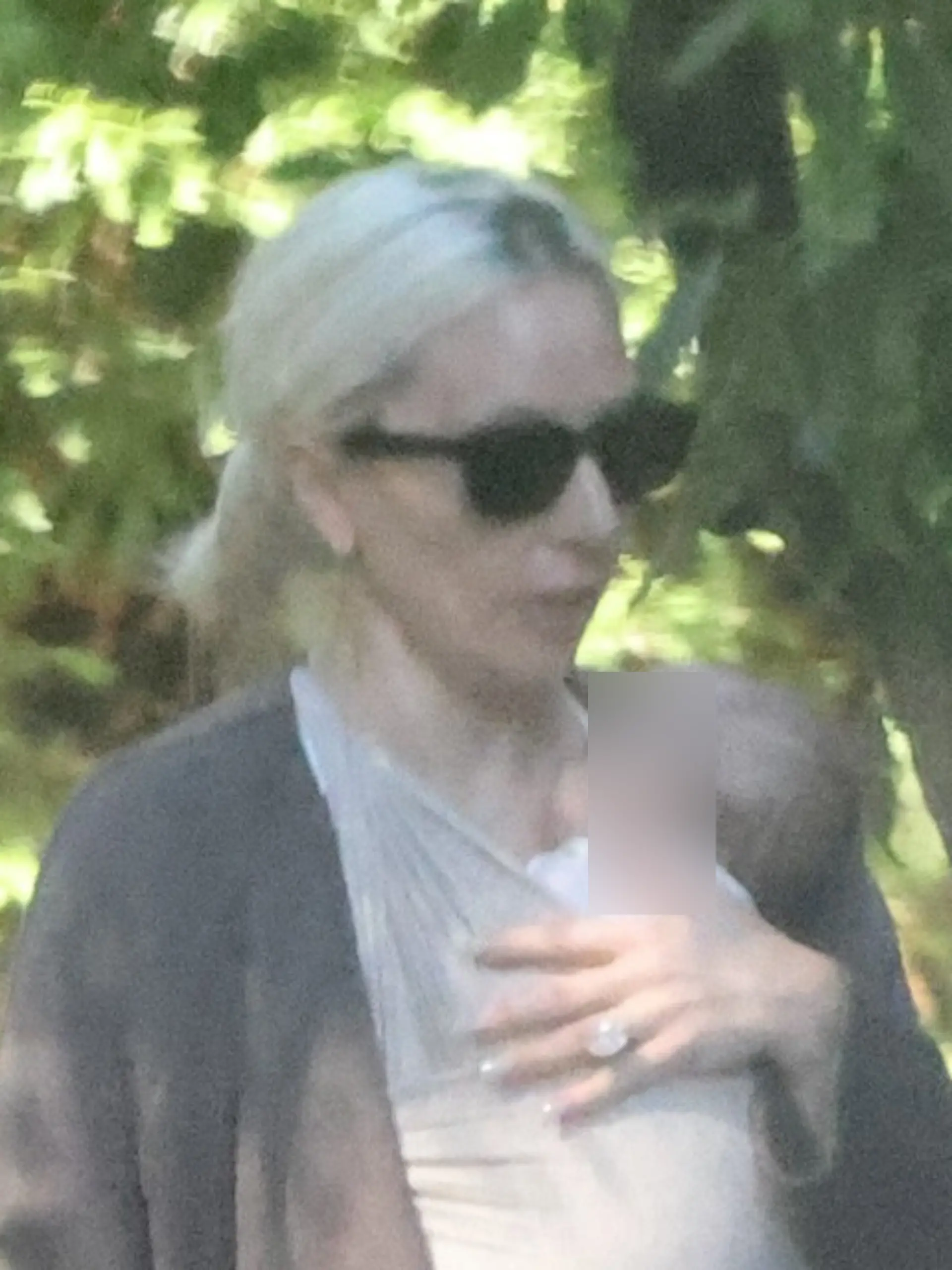 Lady Gaga trägt ihr Baby spazieren