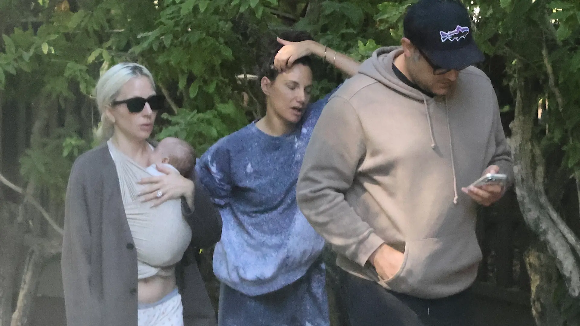 Lady Gaga geht mit ihrem Baby und mit ihrem Mann und ihrer Agentin spazieren