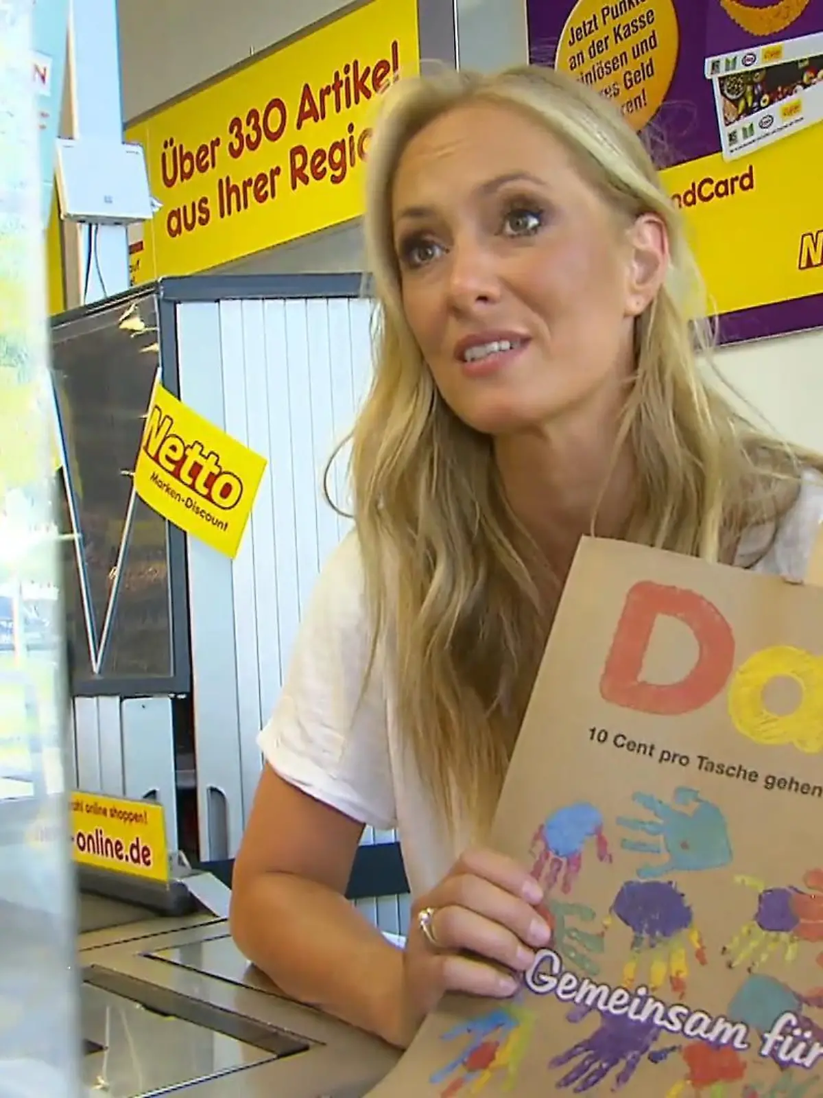 Angela Finger-Erben an der Netto-Kasse