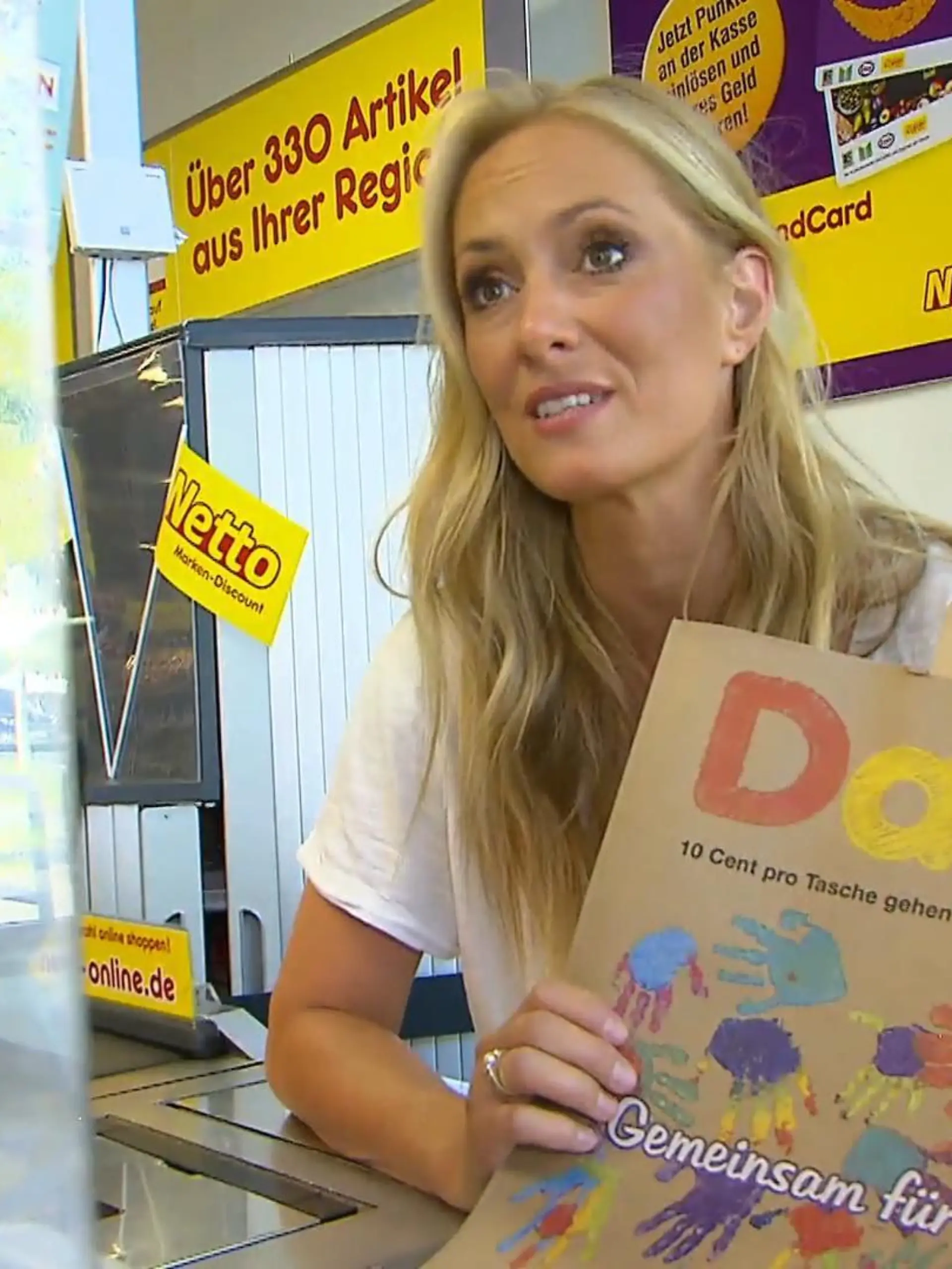 Angela Finger-Erben an der Netto-Kasse
