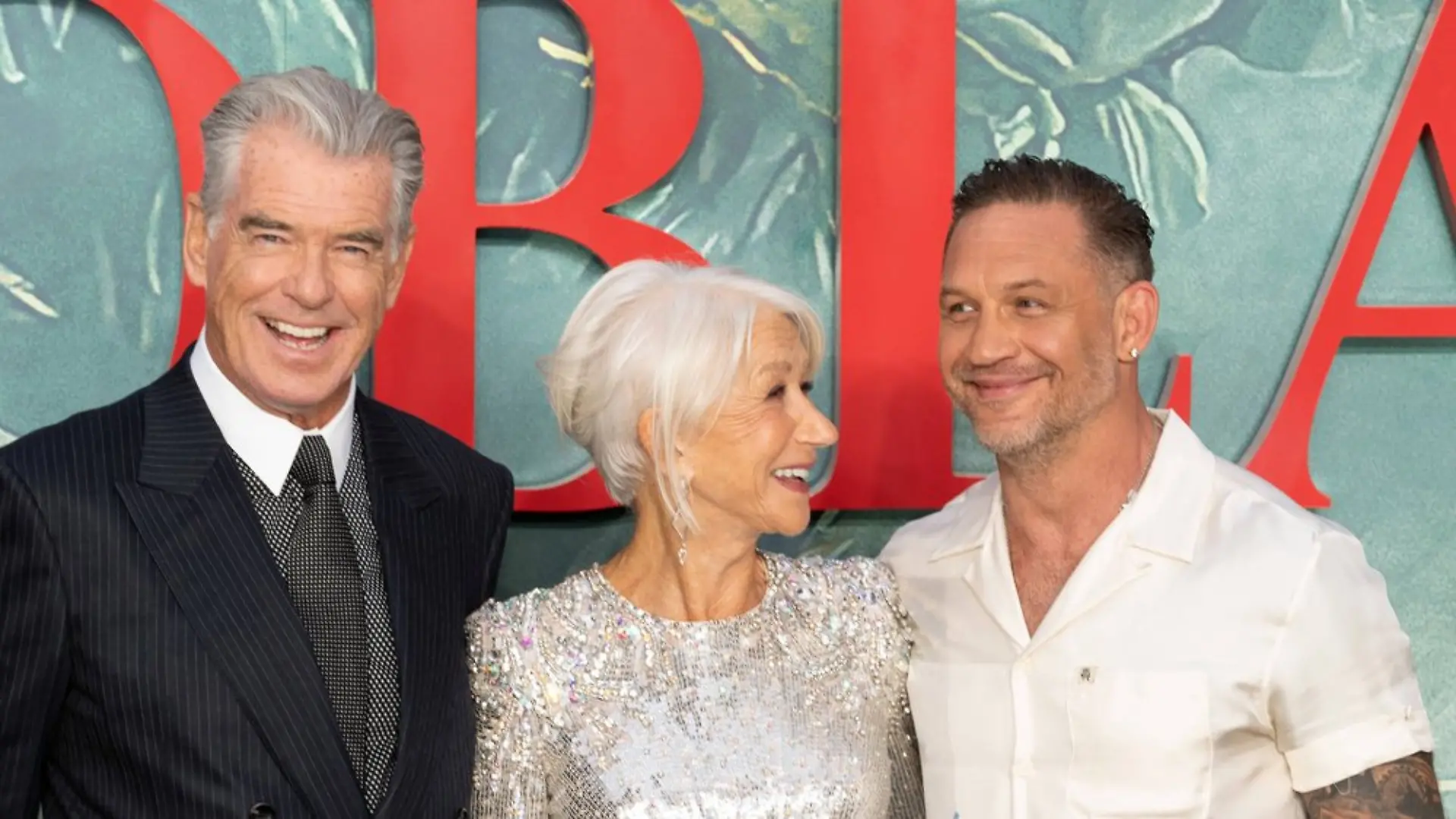 Die Stars von "MobLand" demonstrieren Einigkeit: Pierce Brosnan (l.), Helen Mirren und Tom Hardy bei der Premiere von Staffel zwei.