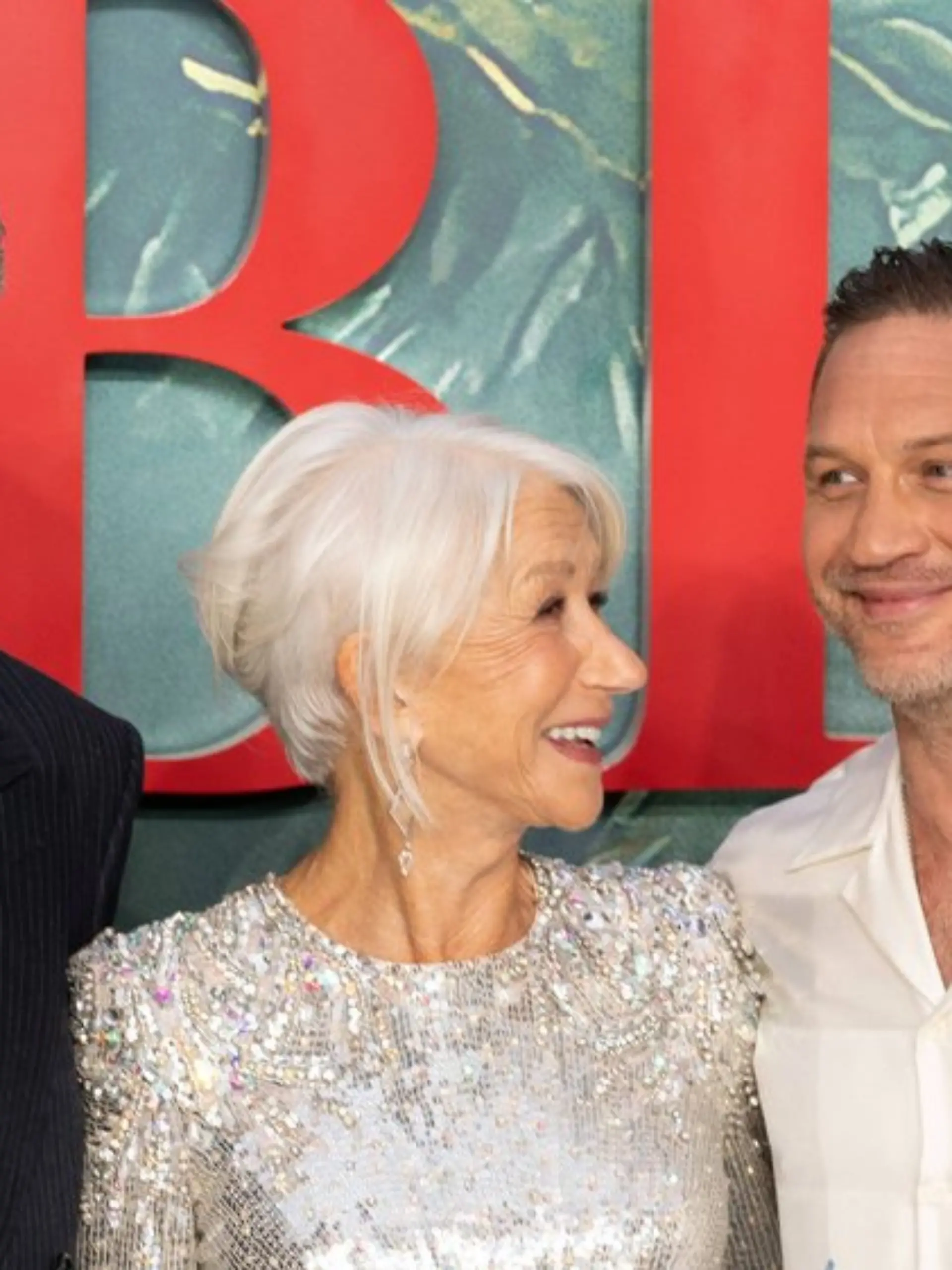Die Stars von "MobLand" demonstrieren Einigkeit: Pierce Brosnan (l.), Helen Mirren und Tom Hardy bei der Premiere von Staffel zwei.