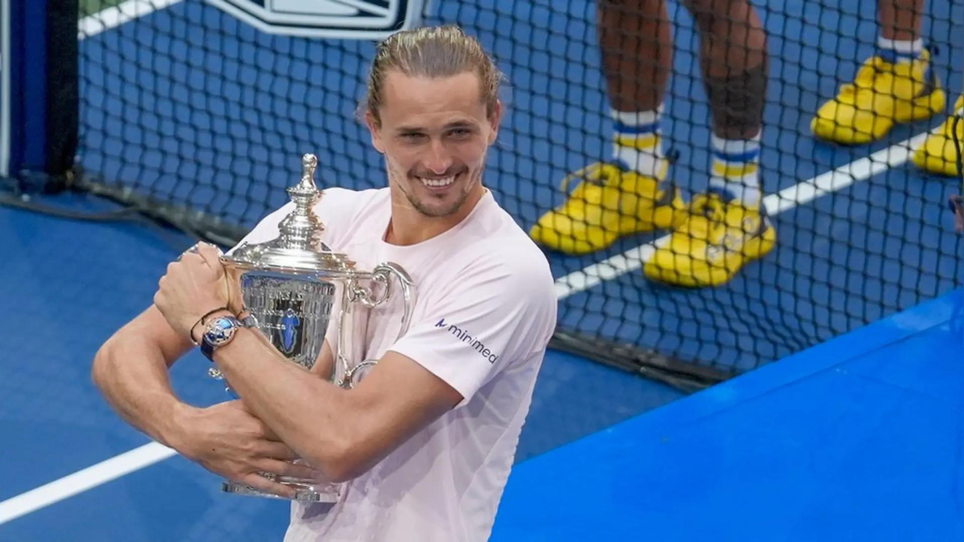 Alexander Zverev freut sich mit seinem Pokal nach seinem Sieg bei den US Open.