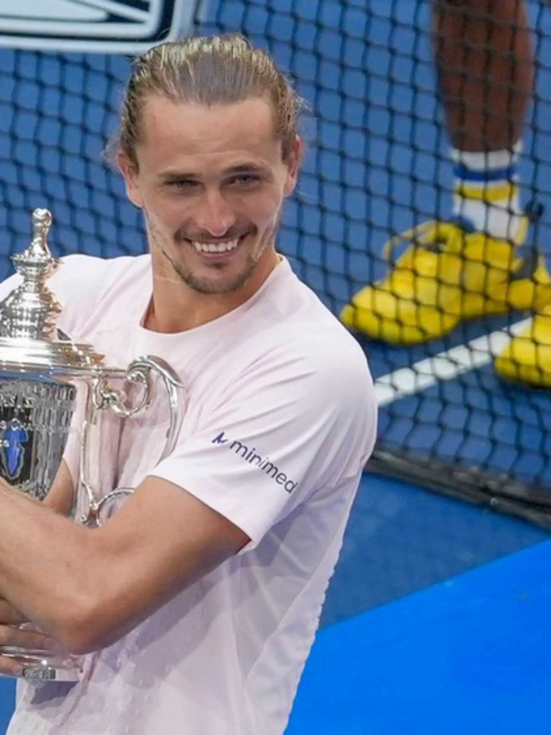 Alexander Zverev freut sich mit seinem Pokal nach seinem Sieg bei den US Open.