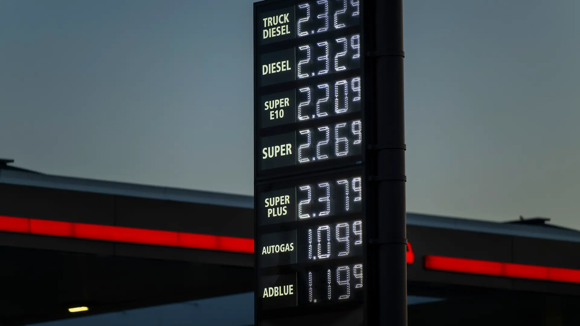 12.09.2026, Tuerkheim in Bayern (Unterallgaeu), Aktuelle Spritpreisanzeige an einer TOTALENERGIES-Tankstelle an der Autobahn A-96, Der Liter Diesel kostet 2,329 EURO