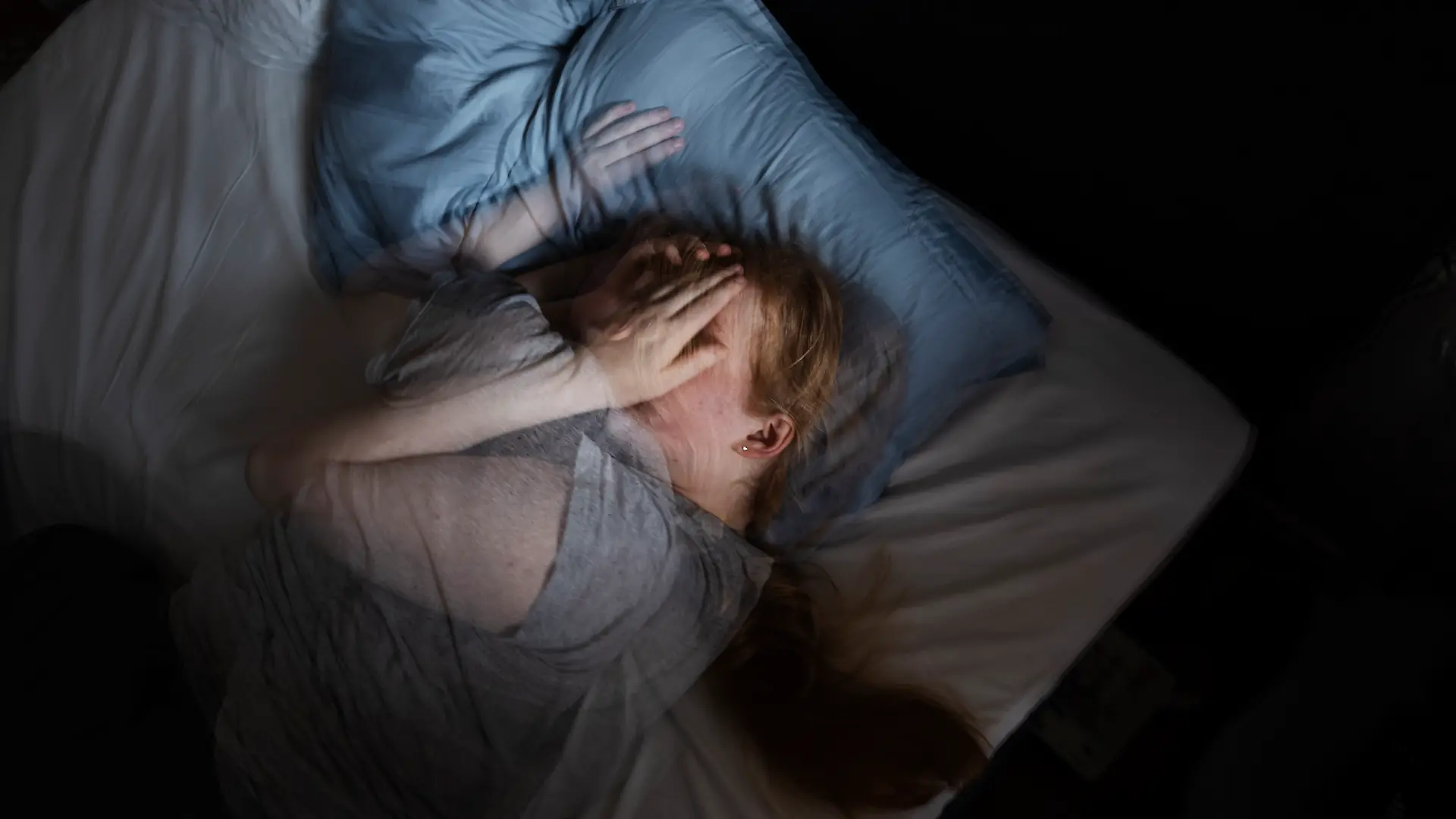 women sleep bed mobile phone sleepless sleeping problems Foto: Naina Helén Jama / TT / Kod 11880