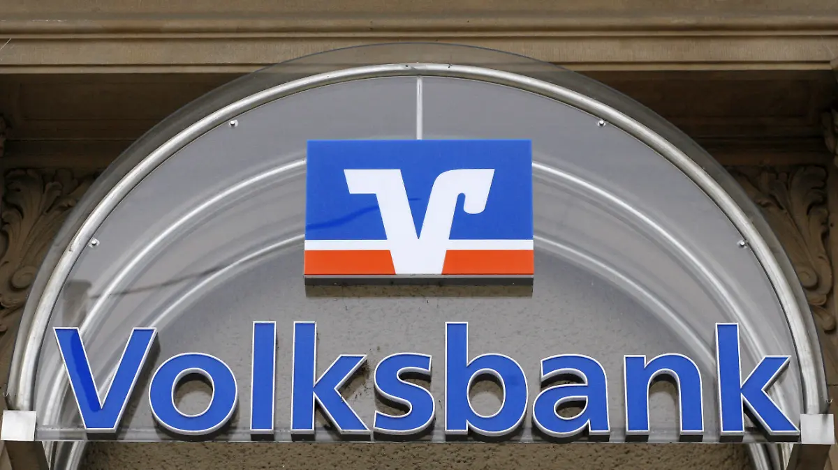 Das Logo der Volksbank an einer Filiale der Bank in Magdeburg, aufgenommen am 19.02.2009. Foto: Jens Wolf +++(c) dpa - Report+++