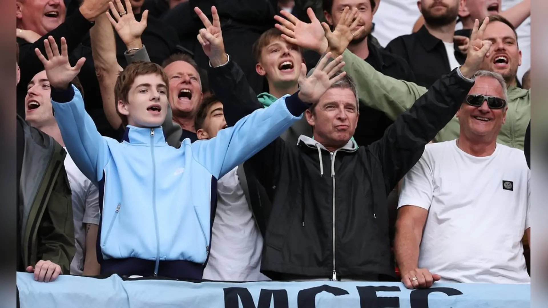 Noel Gallagher (2.v.re., schwarze Jacke) mit seinen beiden Söhnen Sonny (li., blaue Jacke) und Donovan (Mitte, verdeckt, weißes T-Shirt) im Stadion von Manchester City.