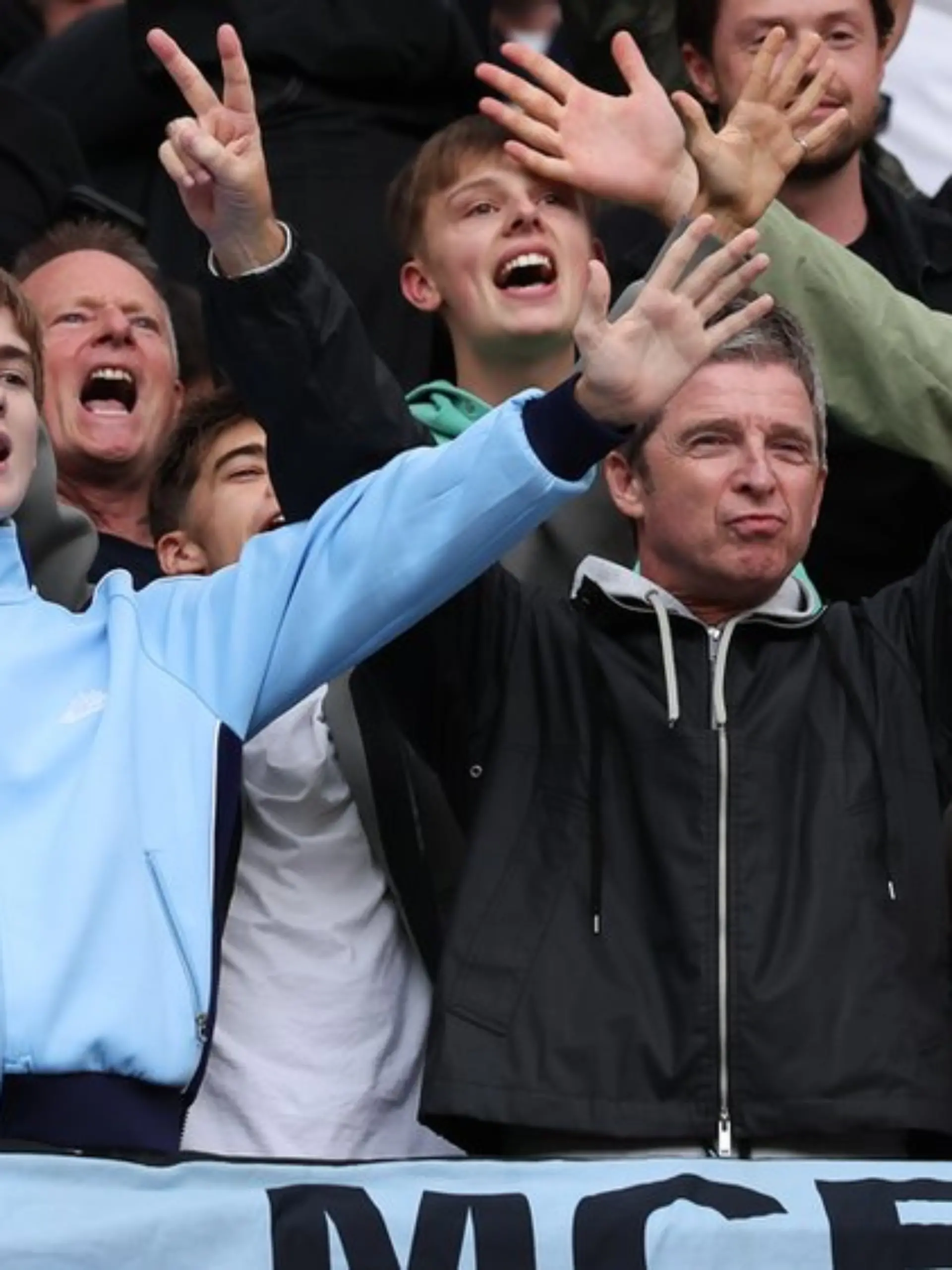 Noel Gallagher (2.v.re., schwarze Jacke) mit seinen beiden Söhnen Sonny (li., blaue Jacke) und Donovan (Mitte, verdeckt, weißes T-Shirt) im Stadion von Manchester City.