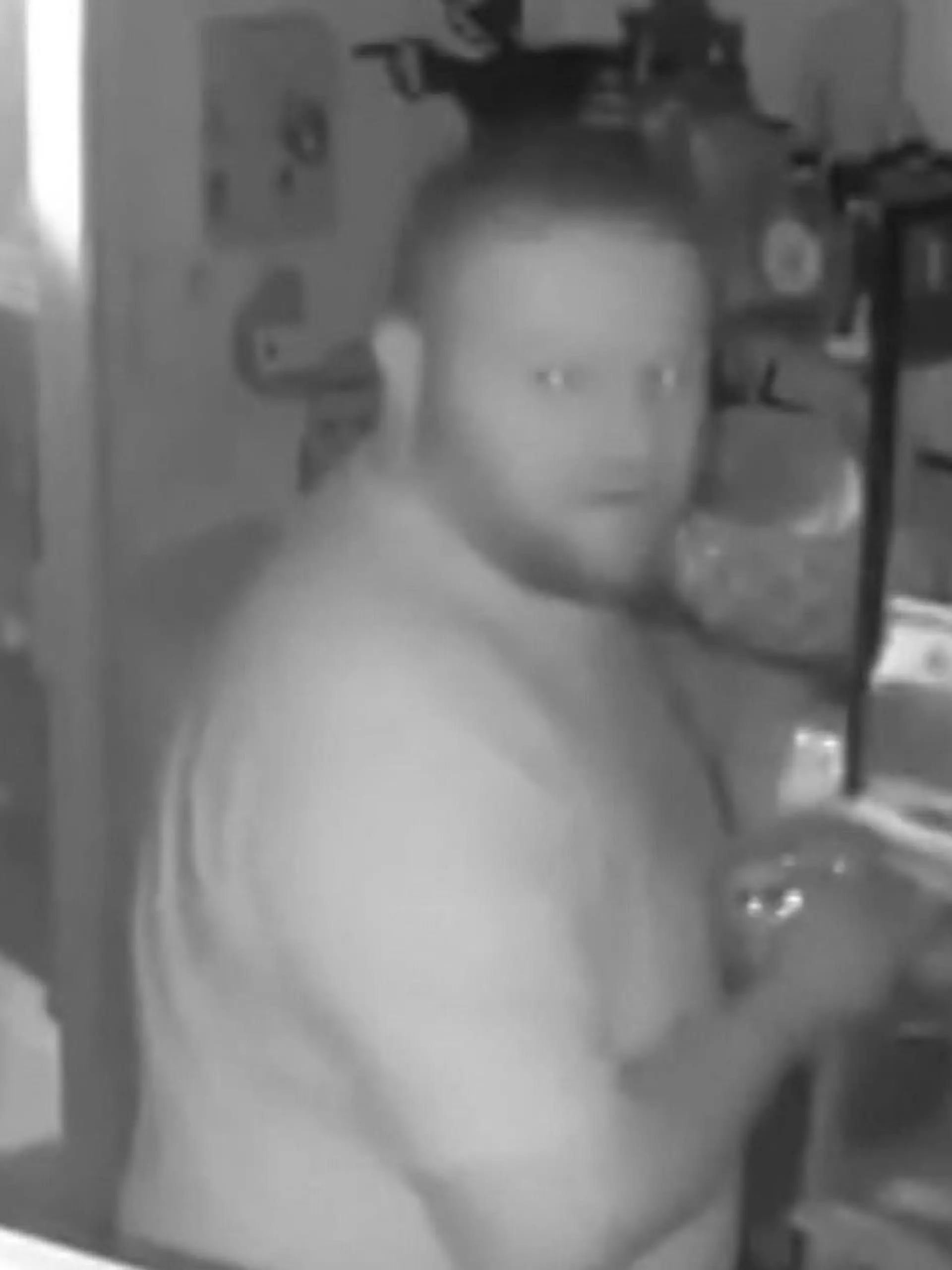 Bild zu: "Eigener Ehemann wird zum Einbrecher! Frau macht Schock-Entdeckung auf Überwachungsvideo "