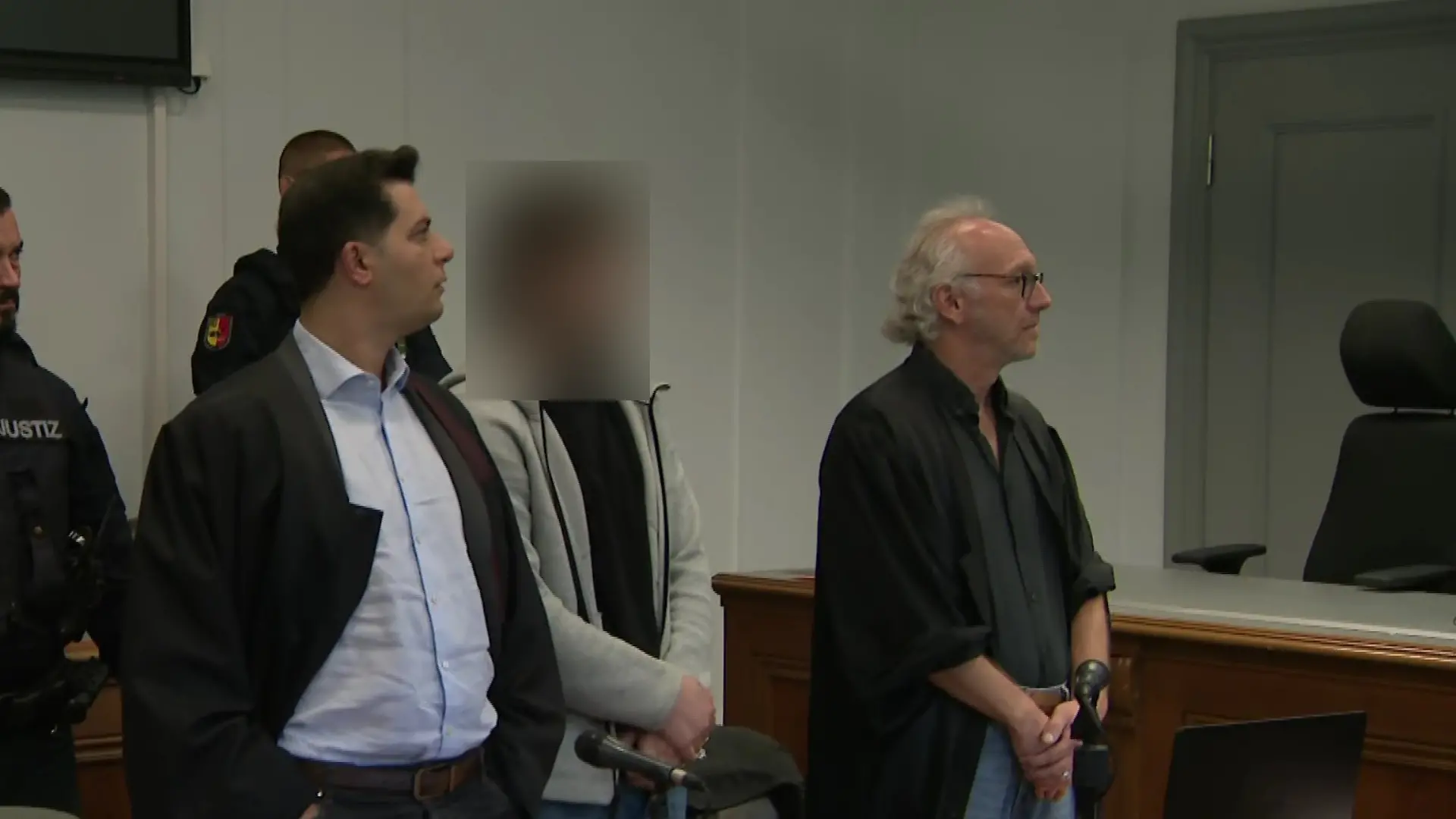 Der Angeklagte (mitte) mit seinen Anwälten.