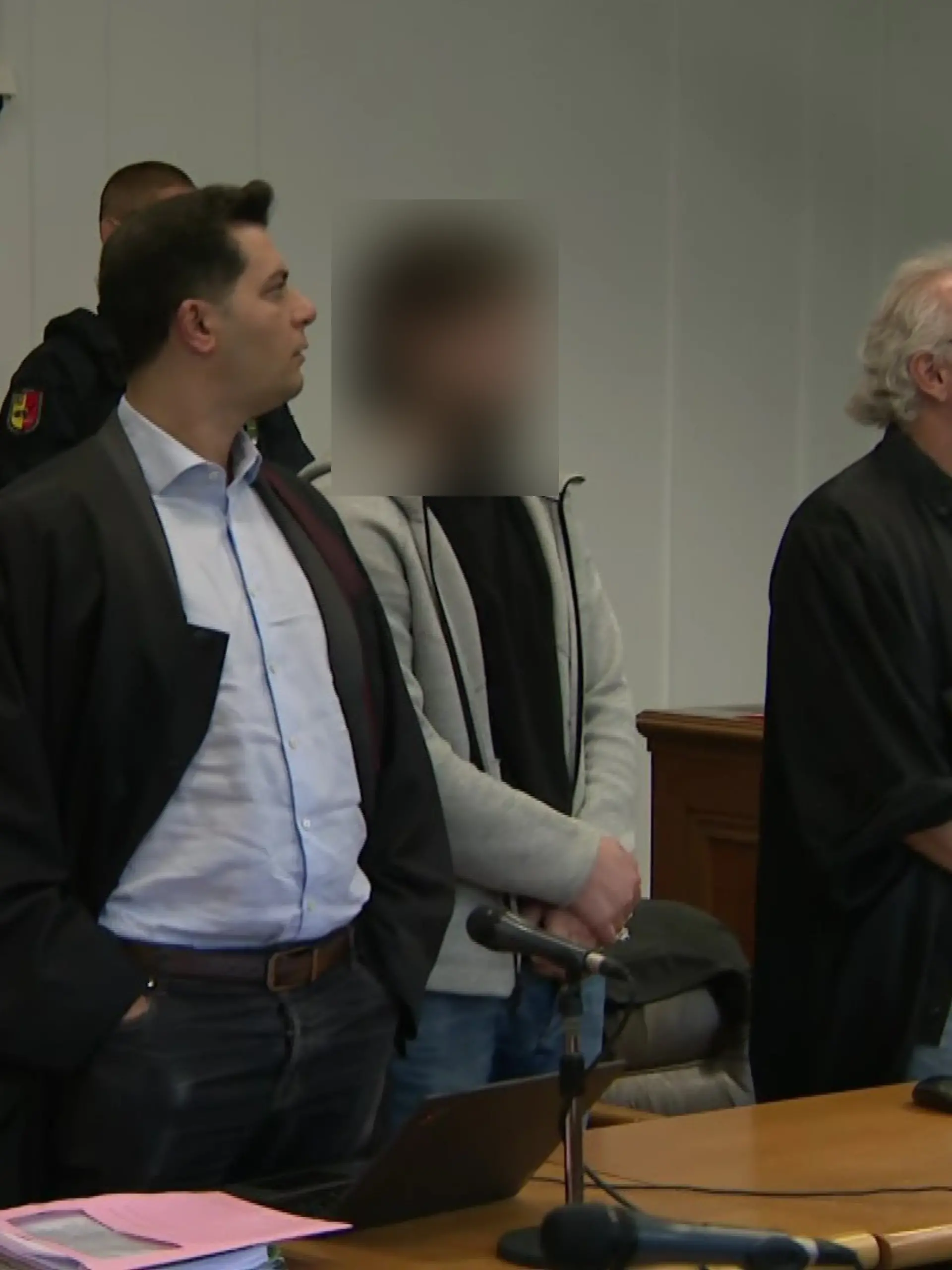 Der Angeklagte (mitte) mit seinen Anwälten.